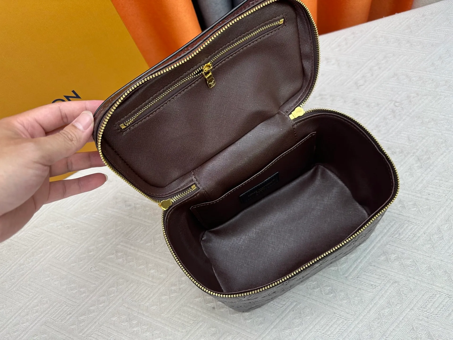P280 Upgraded original version M13747 M44495 M42265 M44936 M42263 lv Murakami Nice mini Nano cosmetic bag with Monogram printing and 33 colorful colors. In 2025, Murakami and LV jointly launched the white tricolor and black tricolor twelve pieces, which are very popular around the world and are loved by celebrities and celebrities. Dimensions: 24 x 17 x 14 (LxHxW)