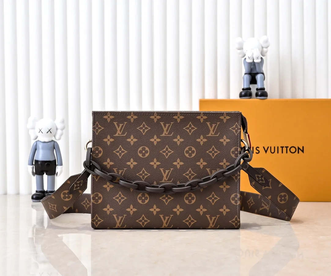 Batch 240💰Original goods High-end quality Exclusively released💥M67692# M47542 LV [Rose] official website toiletry bag Super🔥Beautiful new style LV original single pair flower quality🌵Classic presbyopia clutch bag toiletry bag🤞Super high quality Made of original hardware💧very creative👍🏻Excellent upper body effect, unique design concept💦Exquisite craftsmanship Dimensions: 25x20x5