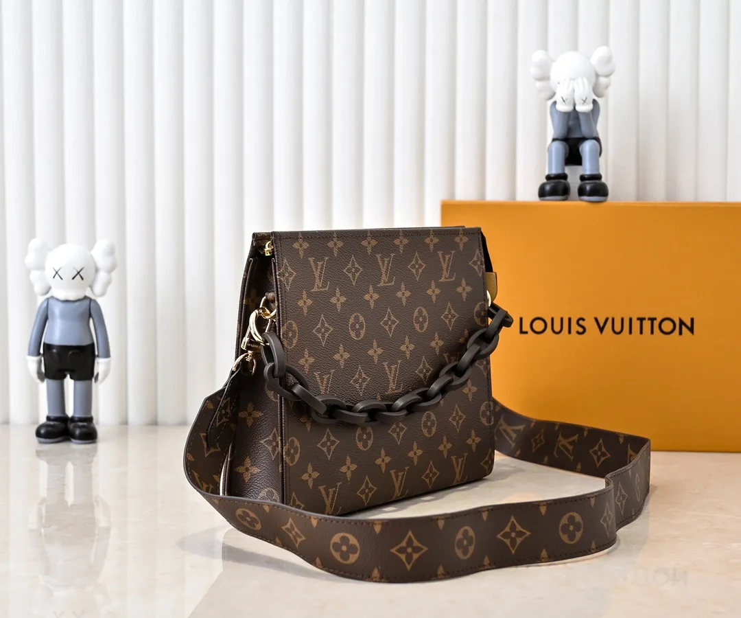 Batch 240💰Original goods High-end quality Exclusively released💥M67692# M47542 LV [Rose] official website toiletry bag Super🔥Beautiful new style LV original single pair flower quality🌵Classic presbyopia clutch bag toiletry bag🤞Super high quality Made of original hardware💧very creative👍🏻Excellent upper body effect, unique design concept💦Exquisite craftsmanship Dimensions: 25x20x5
