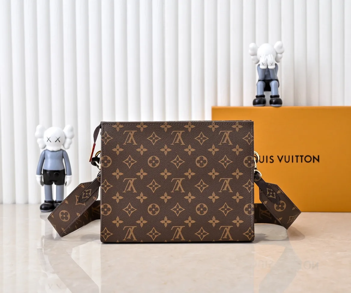 Batch 240💰Original goods High-end quality Exclusively released💥M67692# M47542 LV [Rose] official website toiletry bag Super🔥Beautiful new style LV original single pair flower quality🌵Classic presbyopia clutch bag toiletry bag🤞Super high quality Made of original hardware💧very creative👍🏻Excellent upper body effect, unique design concept💦Exquisite craftsmanship Dimensions: 25x20x5