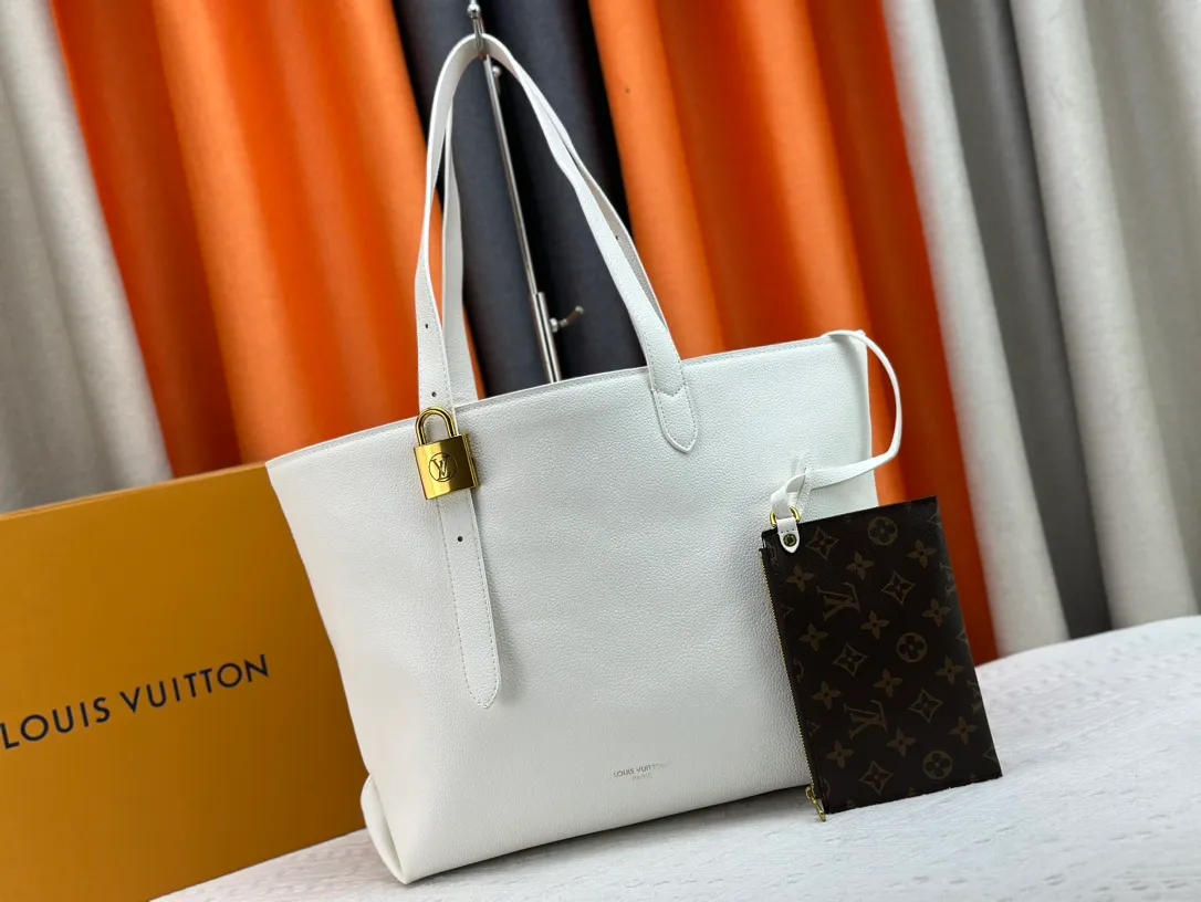 P260 Upgraded original M25341 M25342 M25343 This medium-sized Low Key Cabas handbag is made of soft grained cow leather and suede leather lining, creating a luxurious style. The brand's iconic padlock demonstrates an eclectic mix of elegant aesthetics and security features. The adjustable handle enables you to switch between hand-held and long- or short-shoulder carry. Dimensions: 47.0 x 30.0 x 14.0 cm