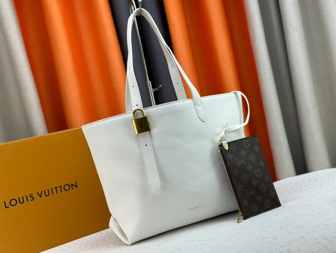 P260 Upgraded original M25341 M25342 M25343 This medium-sized Low Key Cabas handbag is made of soft grained cow leather and suede leather lining, creating a luxurious style. The brand's iconic padlock demonstrates an eclectic mix of elegant aesthetics and security features. The adjustable handle enables you to switch between hand-held and long- or short-shoulder carry. Dimensions: 47.0 x 30.0 x 14.0 cm