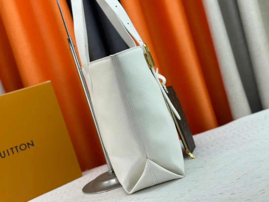 P260 Upgraded original M25341 M25342 M25343 This medium-sized Low Key Cabas handbag is made of soft grained cow leather and suede leather lining, creating a luxurious style. The brand's iconic padlock demonstrates an eclectic mix of elegant aesthetics and security features. The adjustable handle enables you to switch between hand-held and long- or short-shoulder carry. Dimensions: 47.0 x 30.0 x 14.0 cm