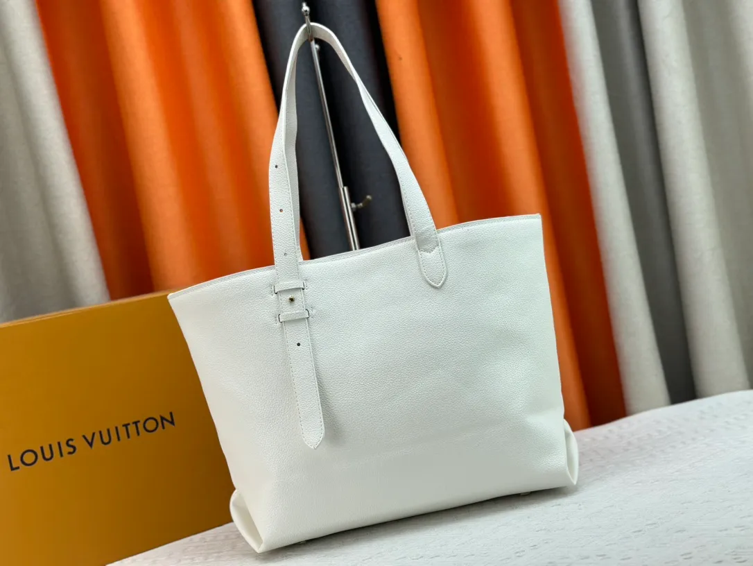 P260 Upgraded original M25341 M25342 M25343 This medium-sized Low Key Cabas handbag is made of soft grained cow leather and suede leather lining, creating a luxurious style. The brand's iconic padlock demonstrates an eclectic mix of elegant aesthetics and security features. The adjustable handle enables you to switch between hand-held and long- or short-shoulder carry. Dimensions: 47.0 x 30.0 x 14.0 cm