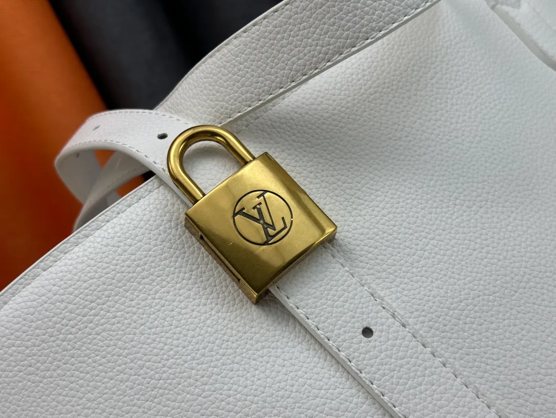P260 Upgraded original M25341 M25342 M25343 This medium-sized Low Key Cabas handbag is made of soft grained cow leather and suede leather lining, creating a luxurious style. The brand's iconic padlock demonstrates an eclectic mix of elegant aesthetics and security features. The adjustable handle enables you to switch between hand-held and long- or short-shoulder carry. Dimensions: 47.0 x 30.0 x 14.0 cm