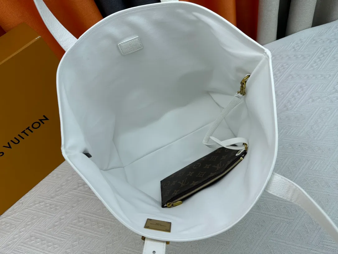 P260 Upgraded original M25341 M25342 M25343 This medium-sized Low Key Cabas handbag is made of soft grained cow leather and suede leather lining, creating a luxurious style. The brand's iconic padlock demonstrates an eclectic mix of elegant aesthetics and security features. The adjustable handle enables you to switch between hand-held and long- or short-shoulder carry. Dimensions: 47.0 x 30.0 x 14.0 cm