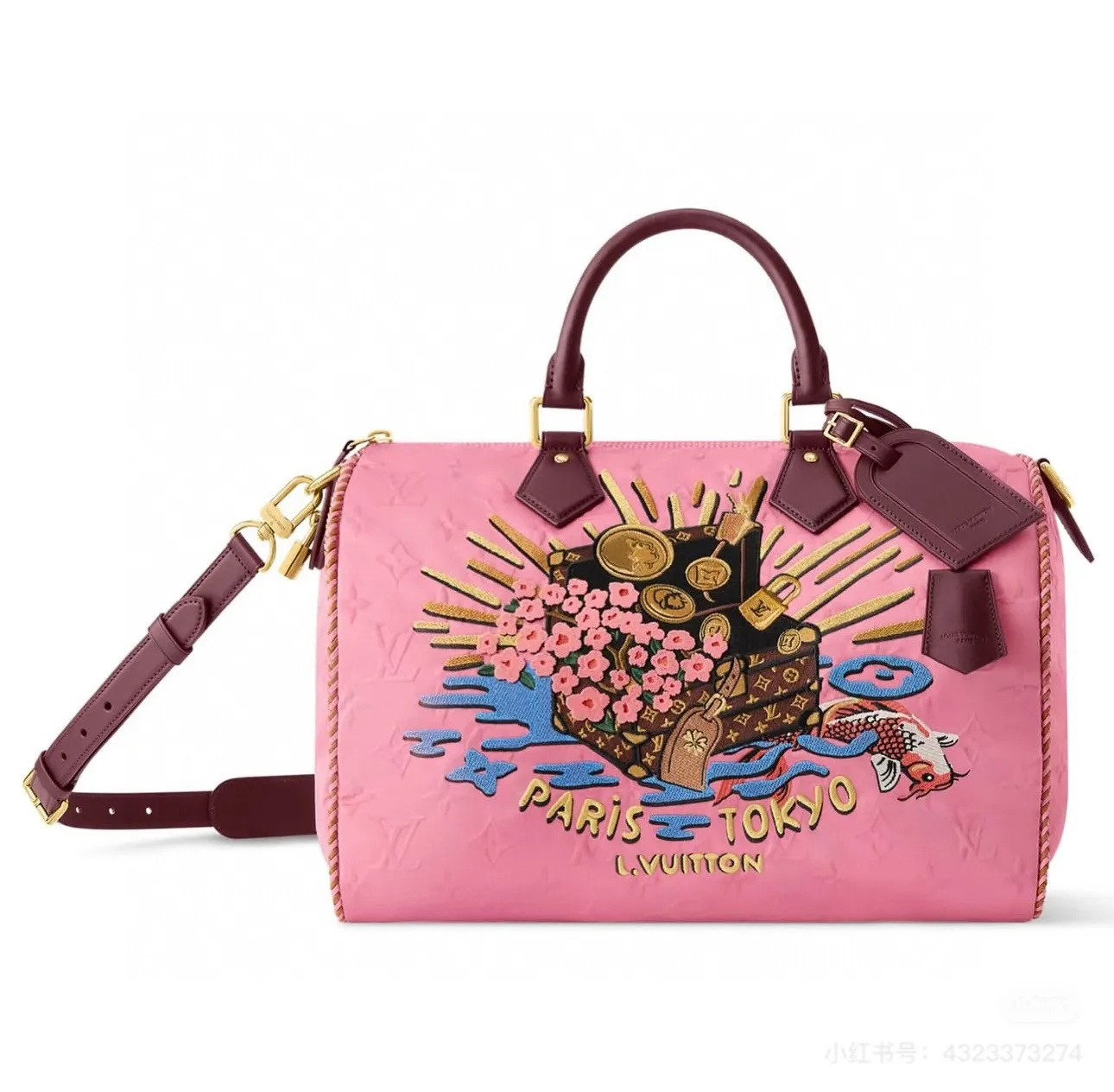 Batch 320💰M10660 M13344 This Speedy Soft 30 handbag uses retro touches to interpret the Monogram Dune elements, with aircraft-shaped decoration and collage-effect labels, paying tribute to the design of the Gaston Louis Vuitton collection series. The long handle makes it easy to carry on the shoulder, making it a great travel companion. 30.0 x 21.0 x 17.0 cm (length x height x width)