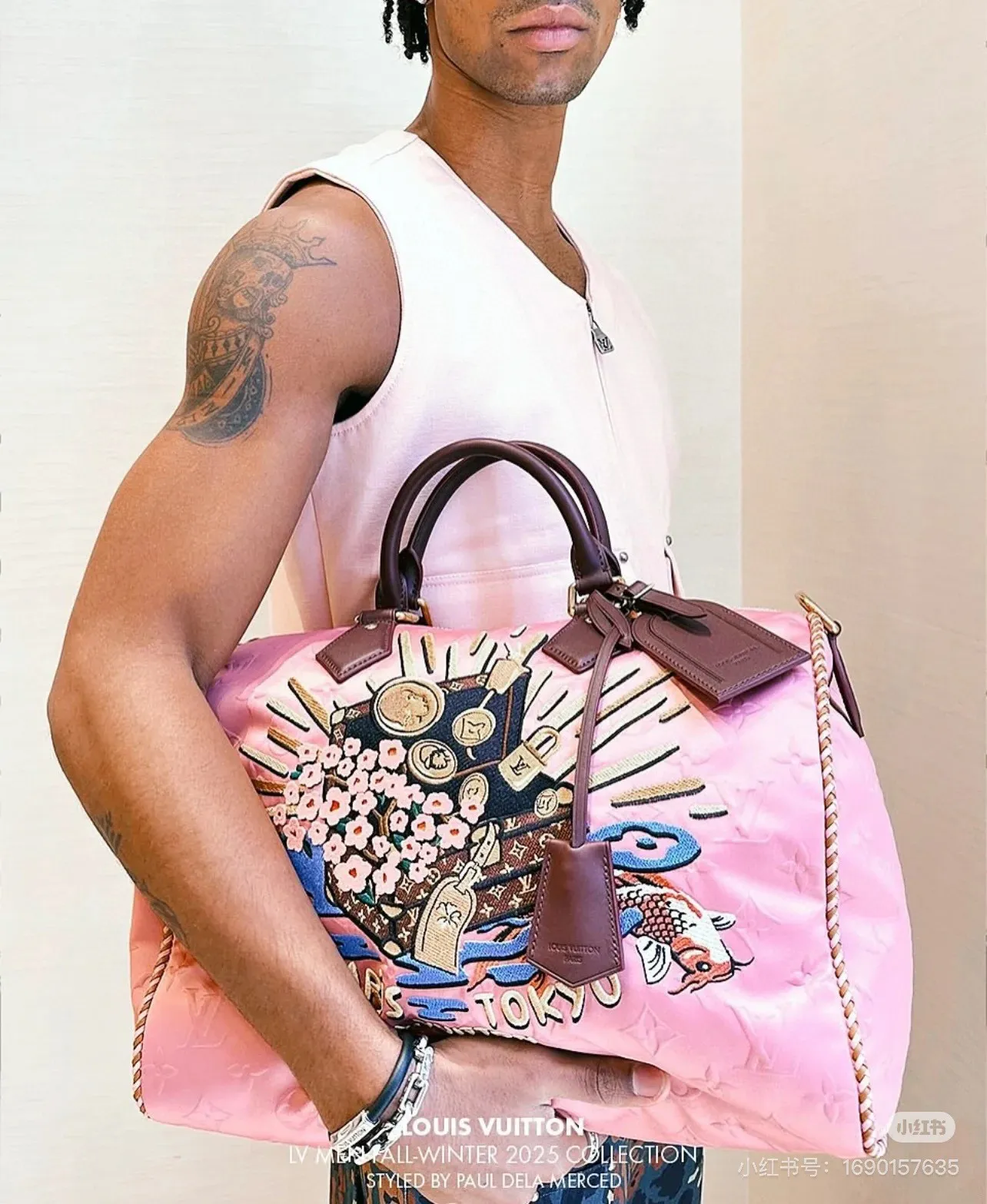 Batch 320💰M10660 M13344 This Speedy Soft 30 handbag uses retro touches to interpret the Monogram Dune elements, with aircraft-shaped decoration and collage-effect labels, paying tribute to the design of the Gaston Louis Vuitton collection series. The long handle makes it easy to carry on the shoulder, making it a great travel companion. 30.0 x 21.0 x 17.0 cm (length x height x width)