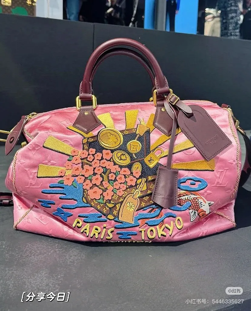 Batch 320💰M10660 M13344 This Speedy Soft 30 handbag uses retro touches to interpret the Monogram Dune elements, with aircraft-shaped decoration and collage-effect labels, paying tribute to the design of the Gaston Louis Vuitton collection series. The long handle makes it easy to carry on the shoulder, making it a great travel companion. 30.0 x 21.0 x 17.0 cm (length x height x width)