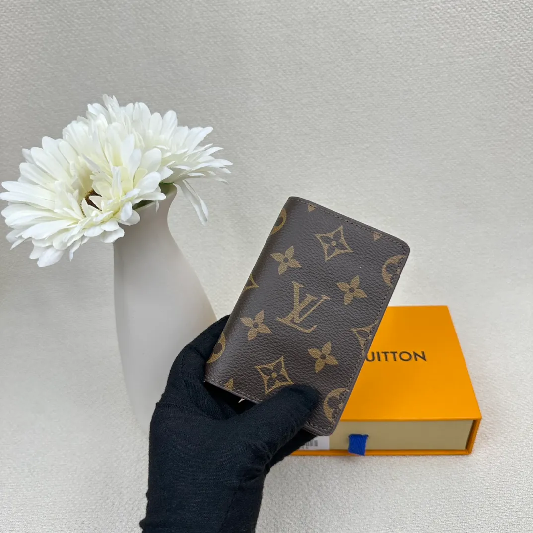 P70💰Top original version💎M63144 small card holder Louis vuitton This pocket leather wallet has seven compartments, which can hold credit cards, bus cards, business cards, and even city maps. Damier canvas, leather edge - two credit card compartments - four inner compartments - one outer compartment. Size: 7X11.