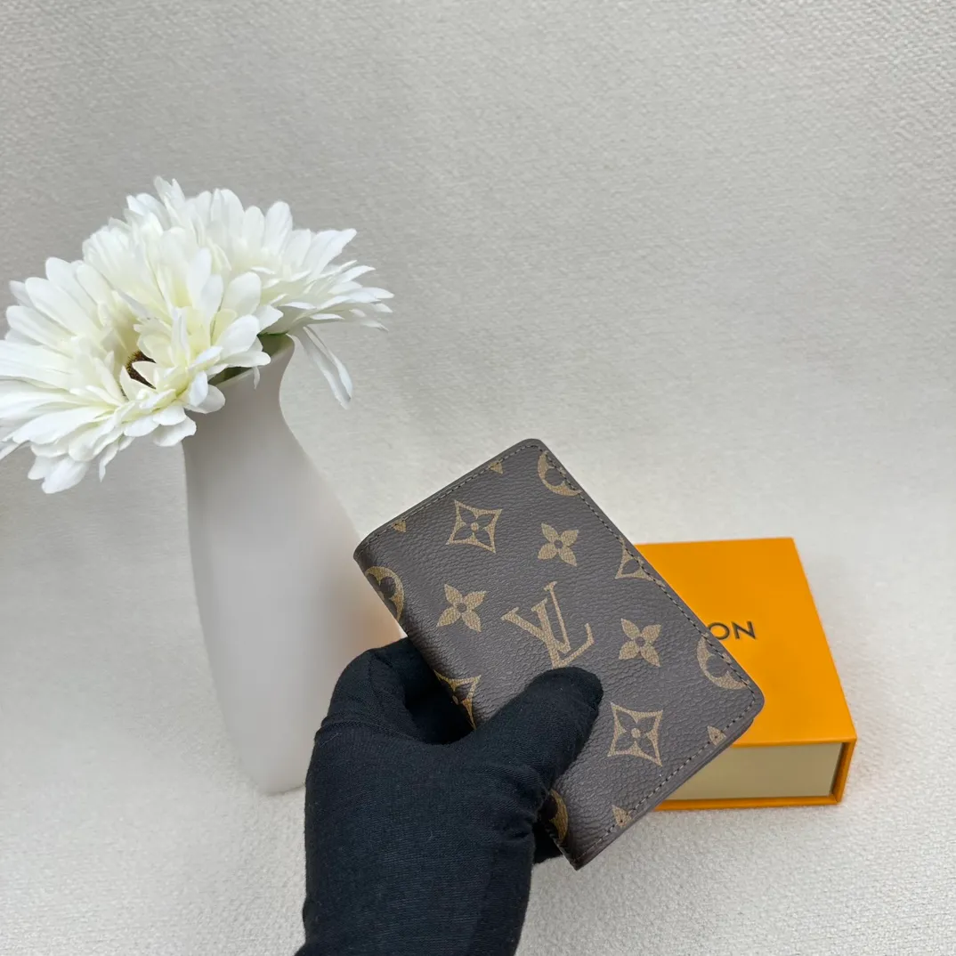 P70💰Top original version💎M63144 small card holder Louis vuitton This pocket leather wallet has seven compartments, which can hold credit cards, bus cards, business cards, and even city maps. Damier canvas, leather edge - two credit card compartments - four inner compartments - one outer compartment. Size: 7X11.