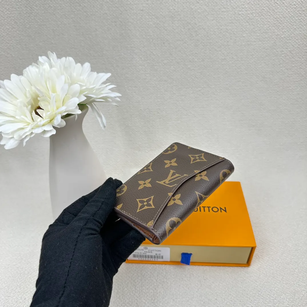 P70💰Top original version💎M63144 small card holder Louis vuitton This pocket leather wallet has seven compartments, which can hold credit cards, bus cards, business cards, and even city maps. Damier canvas, leather edge - two credit card compartments - four inner compartments - one outer compartment. Size: 7X11.