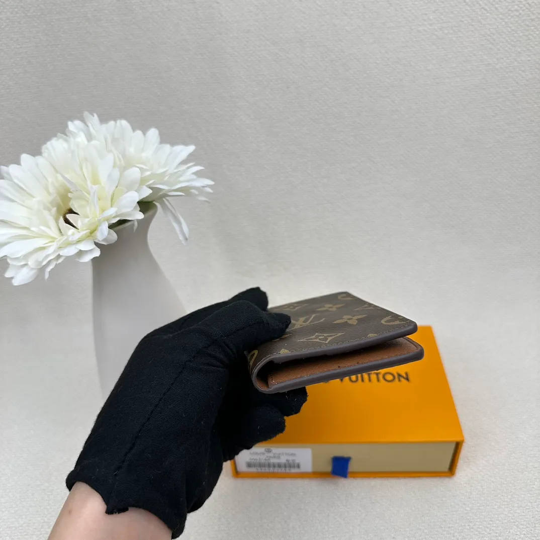 P70💰Top original version💎M63144 small card holder Louis vuitton This pocket leather wallet has seven compartments, which can hold credit cards, bus cards, business cards, and even city maps. Damier canvas, leather edge - two credit card compartments - four inner compartments - one outer compartment. Size: 7X11.