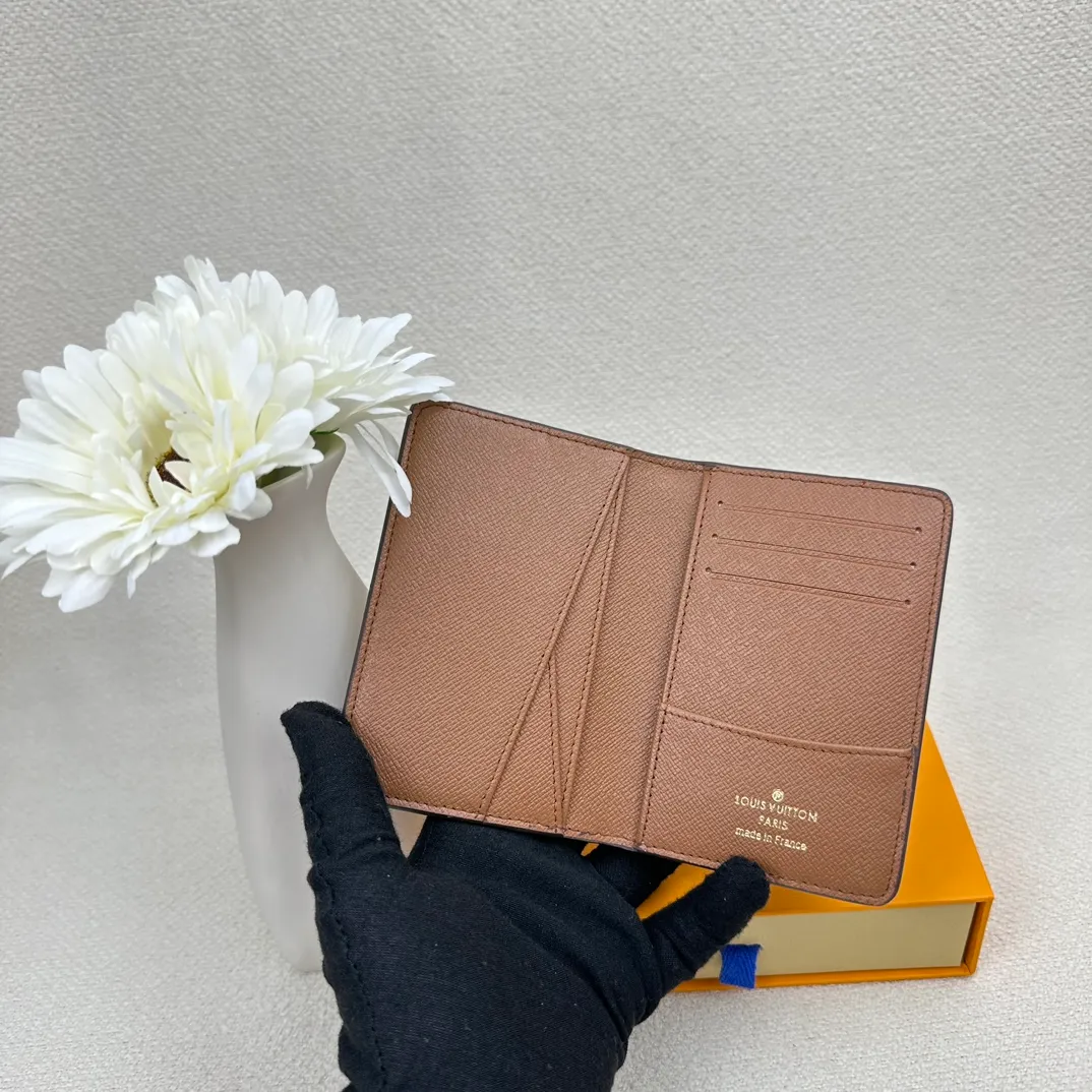 P70💰Top original version💎M63144 small card holder Louis vuitton This pocket leather wallet has seven compartments, which can hold credit cards, bus cards, business cards, and even city maps. Damier canvas, leather edge - two credit card compartments - four inner compartments - one outer compartment. Size: 7X11.