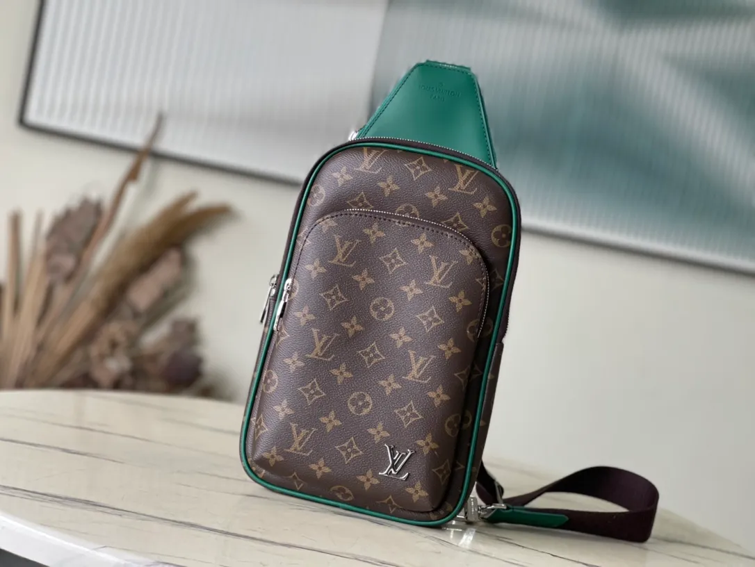 💰860 Top Original M12734 This Avenue shoulder bag is from the LV Colomania series. It cleverly combines the Monogram Macassar coated canvas body with the cow leather top, creating a modern alternative to traditional backpacks. The fabric lining is lined with stripes, echoing the interior elements of the brand's classic hard cases. Dimensions: 20 × 31 × 7 cm