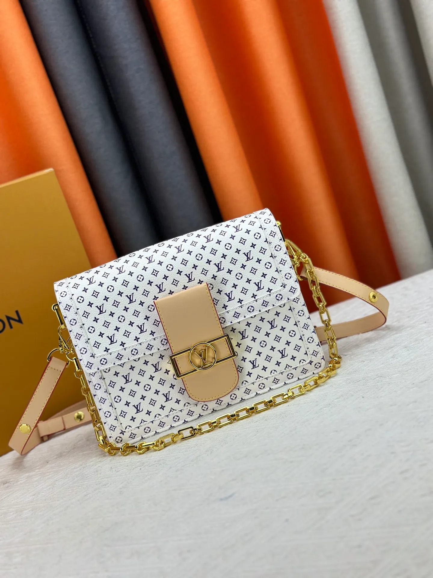 P360 [M13255 White Flower] M47149 This Dauphine Soft GM handbag is designed with timeless Louis Vuitton elements and made of soft coated canvas, showing casual daily style. The handbag is embellished with the rainbow-toned Monogram pattern reinterpreted by the world-renowned Japanese artist Takashi Murakami, which is full of playfulness. It is trimmed with natural cowhide to outline the iconic bag, and is equipped with a golden LV lock on the front, adding to the brand's unique atmosphere. The interior of the bag is equipped with a zippered pocket, making it extremely practical. 28 x 20 x 11 cm (length x height x width)