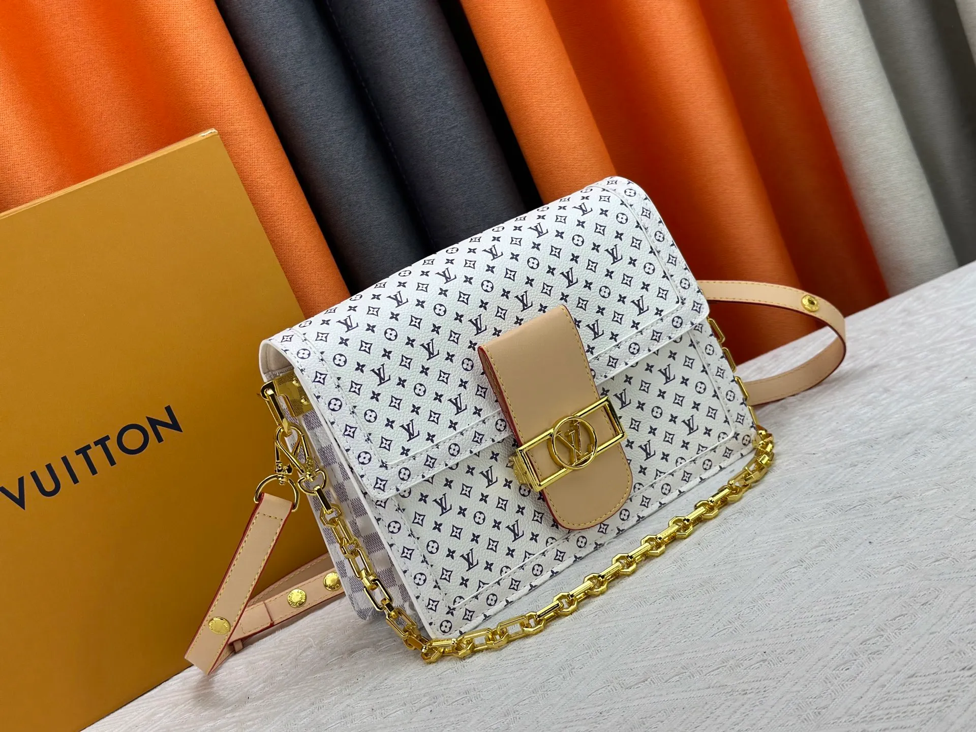 P360 [M13255 White Flower] M47149 This Dauphine Soft GM handbag is designed with timeless Louis Vuitton elements and made of soft coated canvas, showing casual daily style. The handbag is embellished with the rainbow-toned Monogram pattern reinterpreted by the world-renowned Japanese artist Takashi Murakami, which is full of playfulness. It is trimmed with natural cowhide to outline the iconic bag, and is equipped with a golden LV lock on the front, adding to the brand's unique atmosphere. The interior of the bag is equipped with a zippered pocket, making it extremely practical. 28 x 20 x 11 cm (length x height x width)