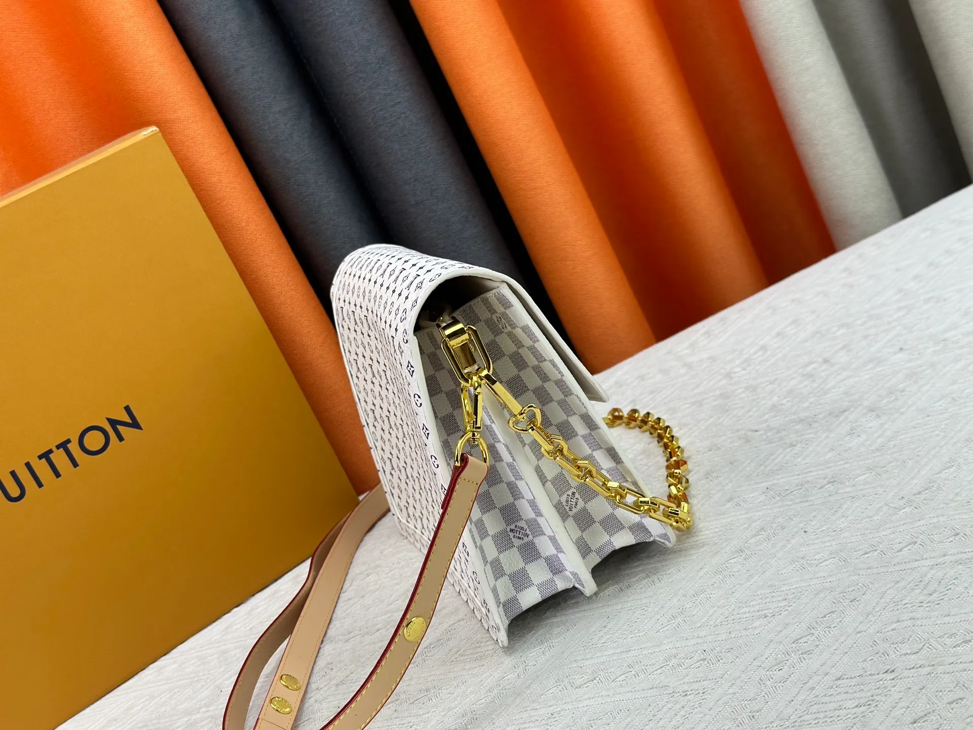 P360 [M13255 White Flower] M47149 This Dauphine Soft GM handbag is designed with timeless Louis Vuitton elements and made of soft coated canvas, showing casual daily style. The handbag is embellished with the rainbow-toned Monogram pattern reinterpreted by the world-renowned Japanese artist Takashi Murakami, which is full of playfulness. It is trimmed with natural cowhide to outline the iconic bag, and is equipped with a golden LV lock on the front, adding to the brand's unique atmosphere. The interior of the bag is equipped with a zippered pocket, making it extremely practical. 28 x 20 x 11 cm (length x height x width)