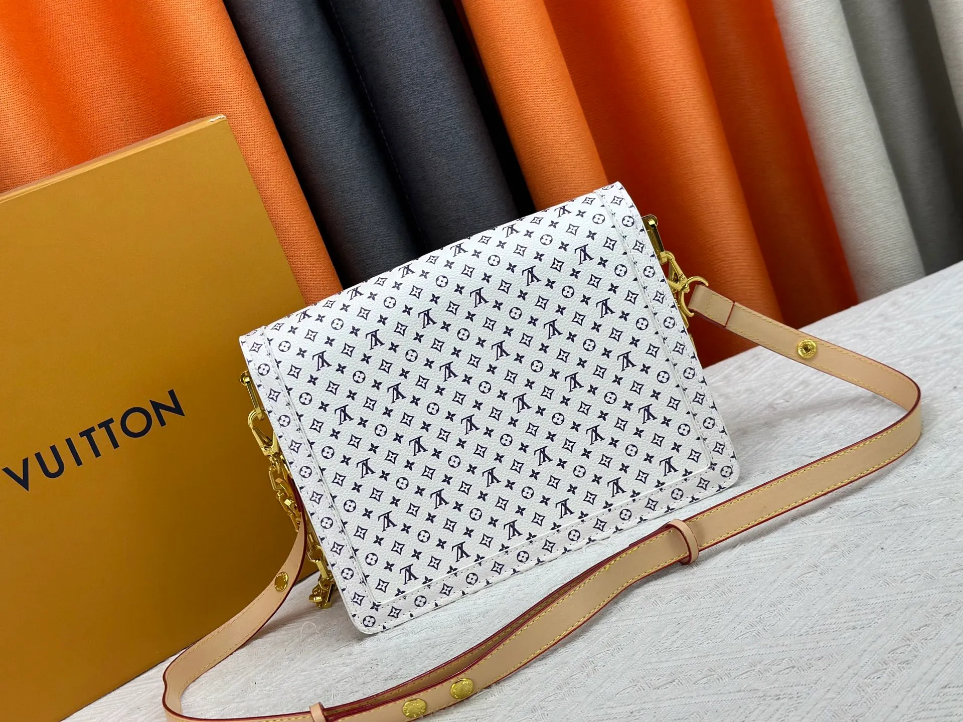 P360 [M13255 White Flower] M47149 This Dauphine Soft GM handbag is designed with timeless Louis Vuitton elements and made of soft coated canvas, showing casual daily style. The handbag is embellished with the rainbow-toned Monogram pattern reinterpreted by the world-renowned Japanese artist Takashi Murakami, which is full of playfulness. It is trimmed with natural cowhide to outline the iconic bag, and is equipped with a golden LV lock on the front, adding to the brand's unique atmosphere. The interior of the bag is equipped with a zippered pocket, making it extremely practical. 28 x 20 x 11 cm (length x height x width)