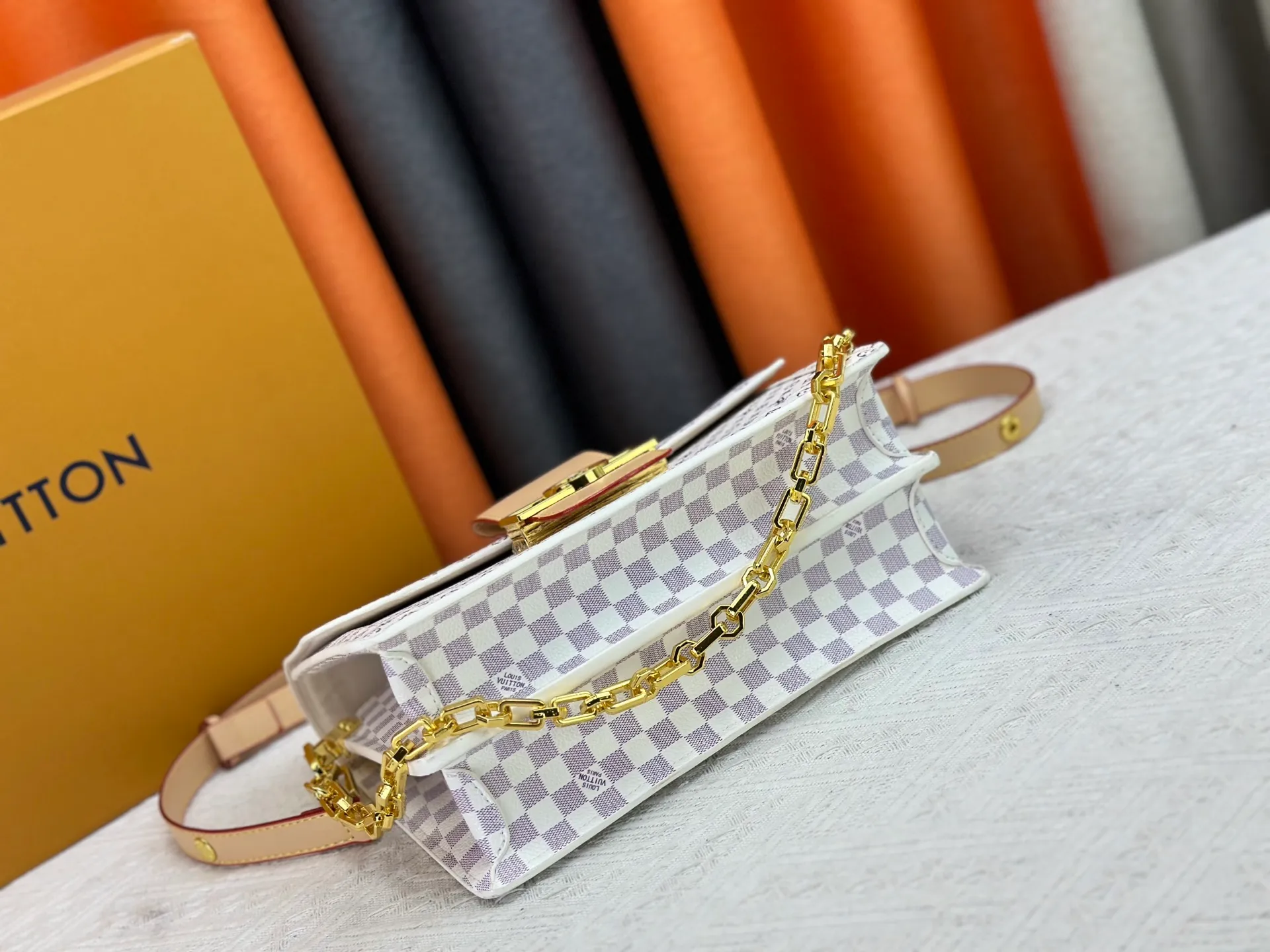 P360 [M13255 White Flower] M47149 This Dauphine Soft GM handbag is designed with timeless Louis Vuitton elements and made of soft coated canvas, showing casual daily style. The handbag is embellished with the rainbow-toned Monogram pattern reinterpreted by the world-renowned Japanese artist Takashi Murakami, which is full of playfulness. It is trimmed with natural cowhide to outline the iconic bag, and is equipped with a golden LV lock on the front, adding to the brand's unique atmosphere. The interior of the bag is equipped with a zippered pocket, making it extremely practical. 28 x 20 x 11 cm (length x height x width)