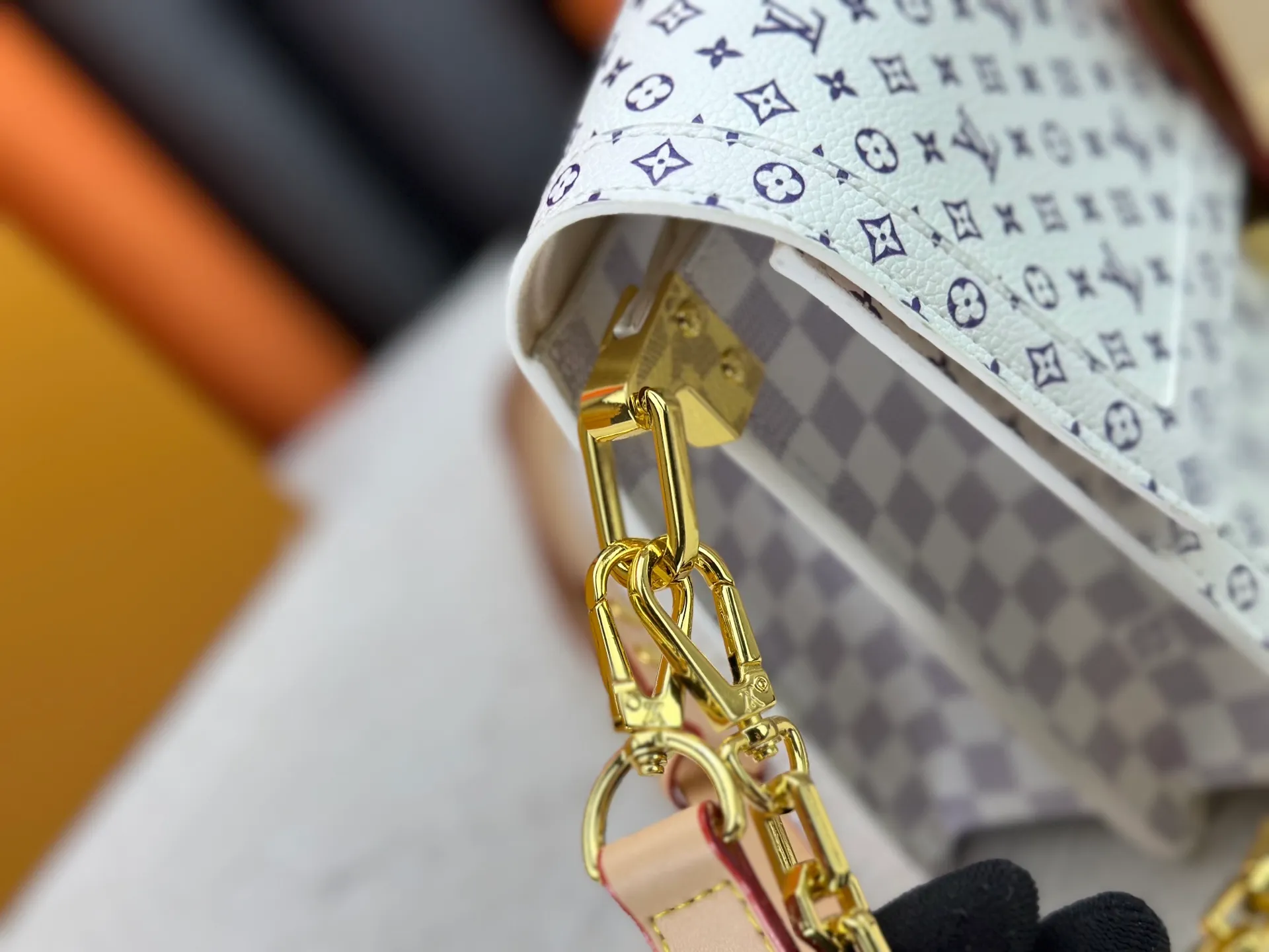 P360 [M13255 White Flower] M47149 This Dauphine Soft GM handbag is designed with timeless Louis Vuitton elements and made of soft coated canvas, showing casual daily style. The handbag is embellished with the rainbow-toned Monogram pattern reinterpreted by the world-renowned Japanese artist Takashi Murakami, which is full of playfulness. It is trimmed with natural cowhide to outline the iconic bag, and is equipped with a golden LV lock on the front, adding to the brand's unique atmosphere. The interior of the bag is equipped with a zippered pocket, making it extremely practical. 28 x 20 x 11 cm (length x height x width)