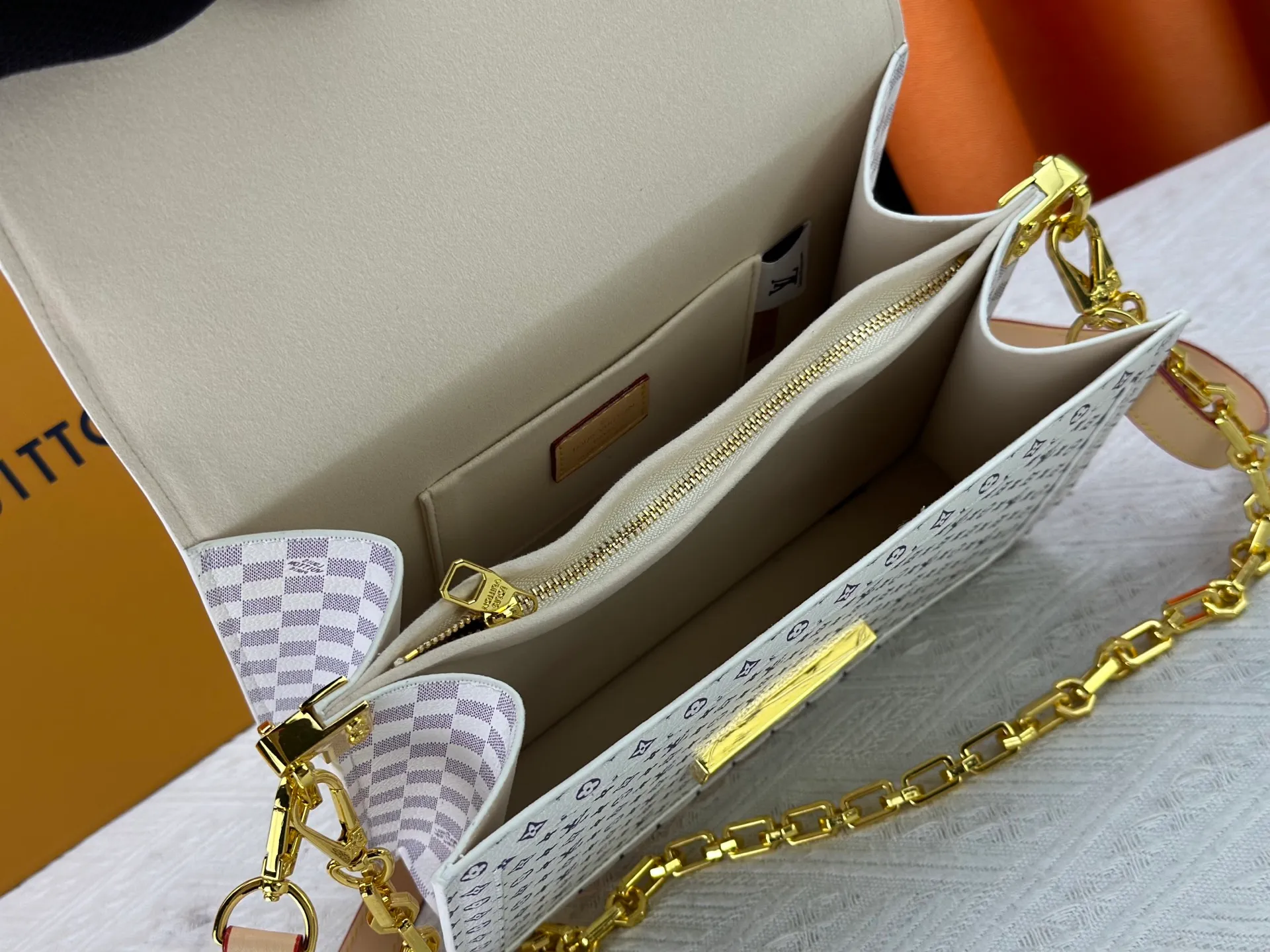 P360 [M13255 White Flower] M47149 This Dauphine Soft GM handbag is designed with timeless Louis Vuitton elements and made of soft coated canvas, showing casual daily style. The handbag is embellished with the rainbow-toned Monogram pattern reinterpreted by the world-renowned Japanese artist Takashi Murakami, which is full of playfulness. It is trimmed with natural cowhide to outline the iconic bag, and is equipped with a golden LV lock on the front, adding to the brand's unique atmosphere. The interior of the bag is equipped with a zippered pocket, making it extremely practical. 28 x 20 x 11 cm (length x height x width)
