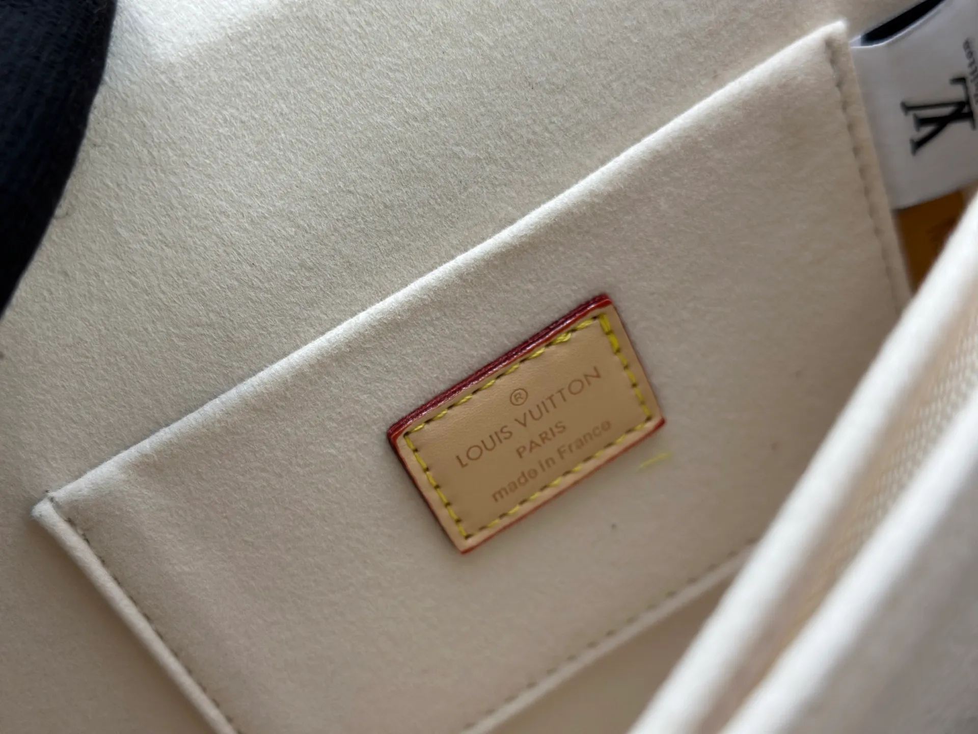 P360 [M13255 White Flower] M47149 This Dauphine Soft GM handbag is designed with timeless Louis Vuitton elements and made of soft coated canvas, showing casual daily style. The handbag is embellished with the rainbow-toned Monogram pattern reinterpreted by the world-renowned Japanese artist Takashi Murakami, which is full of playfulness. It is trimmed with natural cowhide to outline the iconic bag, and is equipped with a golden LV lock on the front, adding to the brand's unique atmosphere. The interior of the bag is equipped with a zippered pocket, making it extremely practical. 28 x 20 x 11 cm (length x height x width)