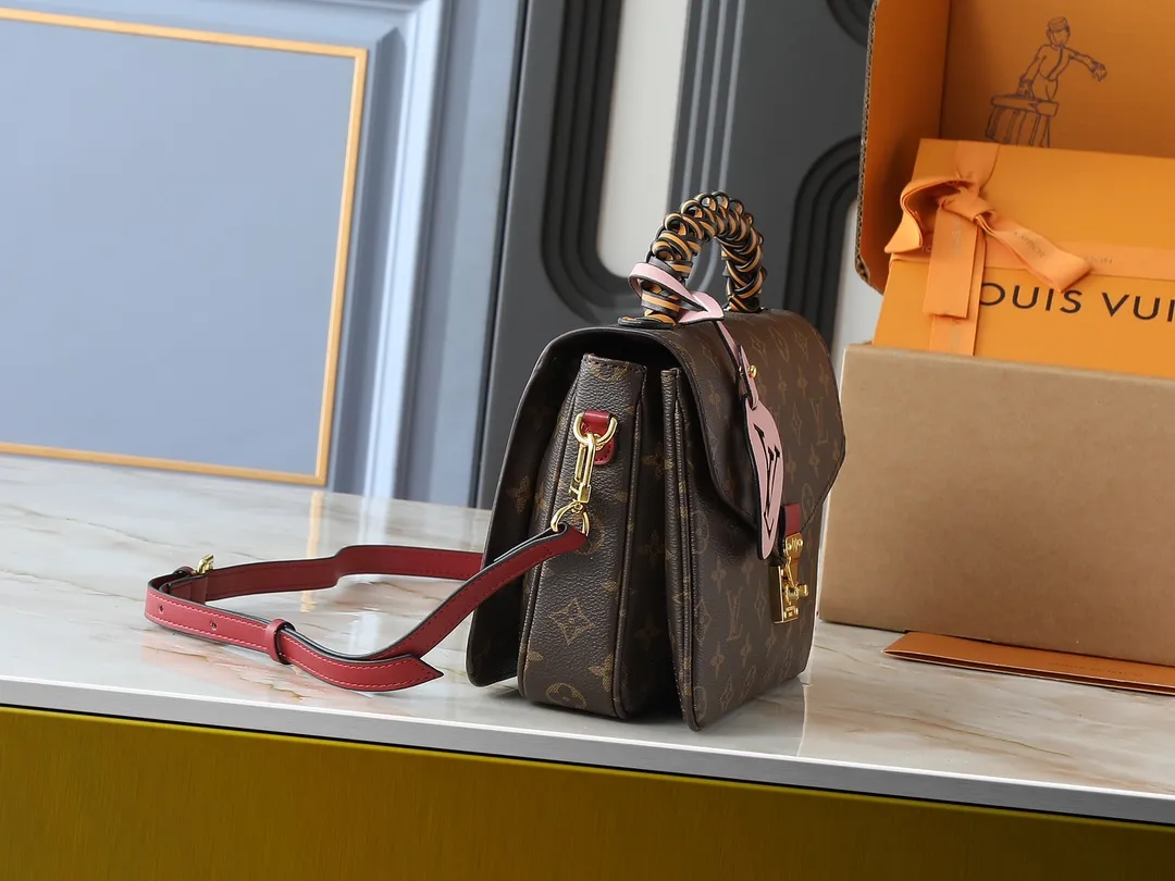 💰280💰Upgraded original M40780 💠POCHETTE METIS handbag M44668 maroon M45152 white M43984 orange messenger bag woven handbag Hand-woven and decorated with dyed edges, the exquisite leather handle gives this Pochette Metis handbag a unique charm. The use of colorful smooth cowhide fabric and classic Monogram canvas material highlights a strong sense of contrast. The large LV leather accessories add eye-catching highlights to this compact and compact handbag. Equipped with a detachable strap for hands-free convenience 💠Detailed features 25.0 x 19.0 x 7.0 cm (Length x Height x Width)