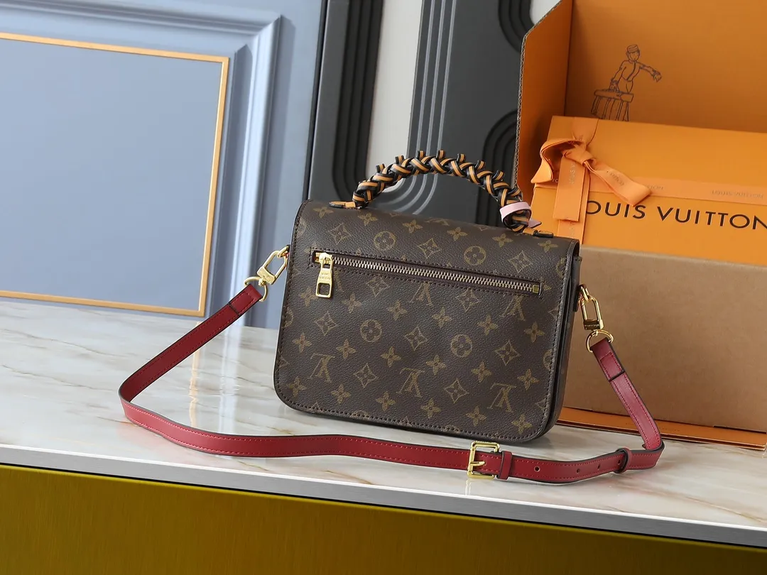 💰280💰Upgraded original M40780 💠POCHETTE METIS handbag M44668 maroon M45152 white M43984 orange messenger bag woven handbag Hand-woven and decorated with dyed edges, the exquisite leather handle gives this Pochette Metis handbag a unique charm. The use of colorful smooth cowhide fabric and classic Monogram canvas material highlights a strong sense of contrast. The large LV leather accessories add eye-catching highlights to this compact and compact handbag. Equipped with a detachable strap for hands-free convenience 💠Detailed features 25.0 x 19.0 x 7.0 cm (Length x Height x Width)