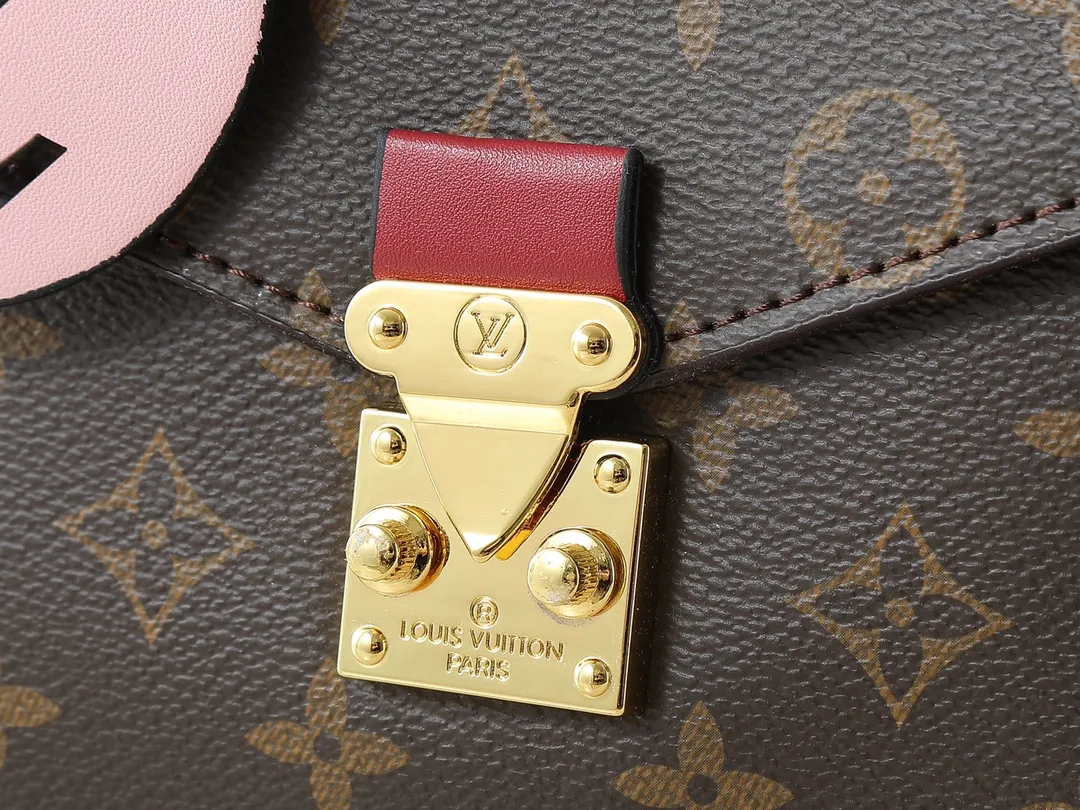 💰280💰Upgraded original M40780 💠POCHETTE METIS handbag M44668 maroon M45152 white M43984 orange messenger bag woven handbag Hand-woven and decorated with dyed edges, the exquisite leather handle gives this Pochette Metis handbag a unique charm. The use of colorful smooth cowhide fabric and classic Monogram canvas material highlights a strong sense of contrast. The large LV leather accessories add eye-catching highlights to this compact and compact handbag. Equipped with a detachable strap for hands-free convenience 💠Detailed features 25.0 x 19.0 x 7.0 cm (Length x Height x Width)