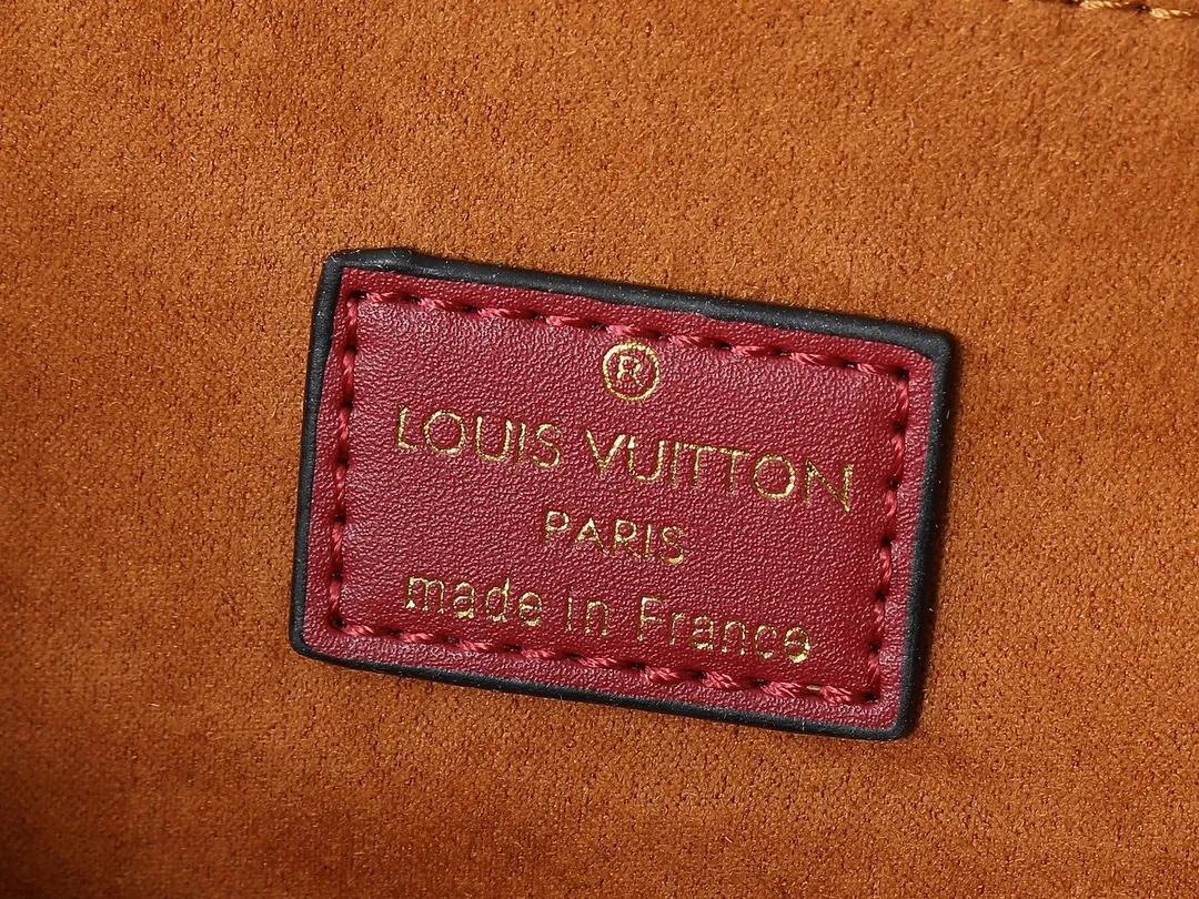 💰280💰Upgraded original M40780 💠POCHETTE METIS handbag M44668 maroon M45152 white M43984 orange messenger bag woven handbag Hand-woven and decorated with dyed edges, the exquisite leather handle gives this Pochette Metis handbag a unique charm. The use of colorful smooth cowhide fabric and classic Monogram canvas material highlights a strong sense of contrast. The large LV leather accessories add eye-catching highlights to this compact and compact handbag. Equipped with a detachable strap for hands-free convenience 💠Detailed features 25.0 x 19.0 x 7.0 cm (Length x Height x Width)