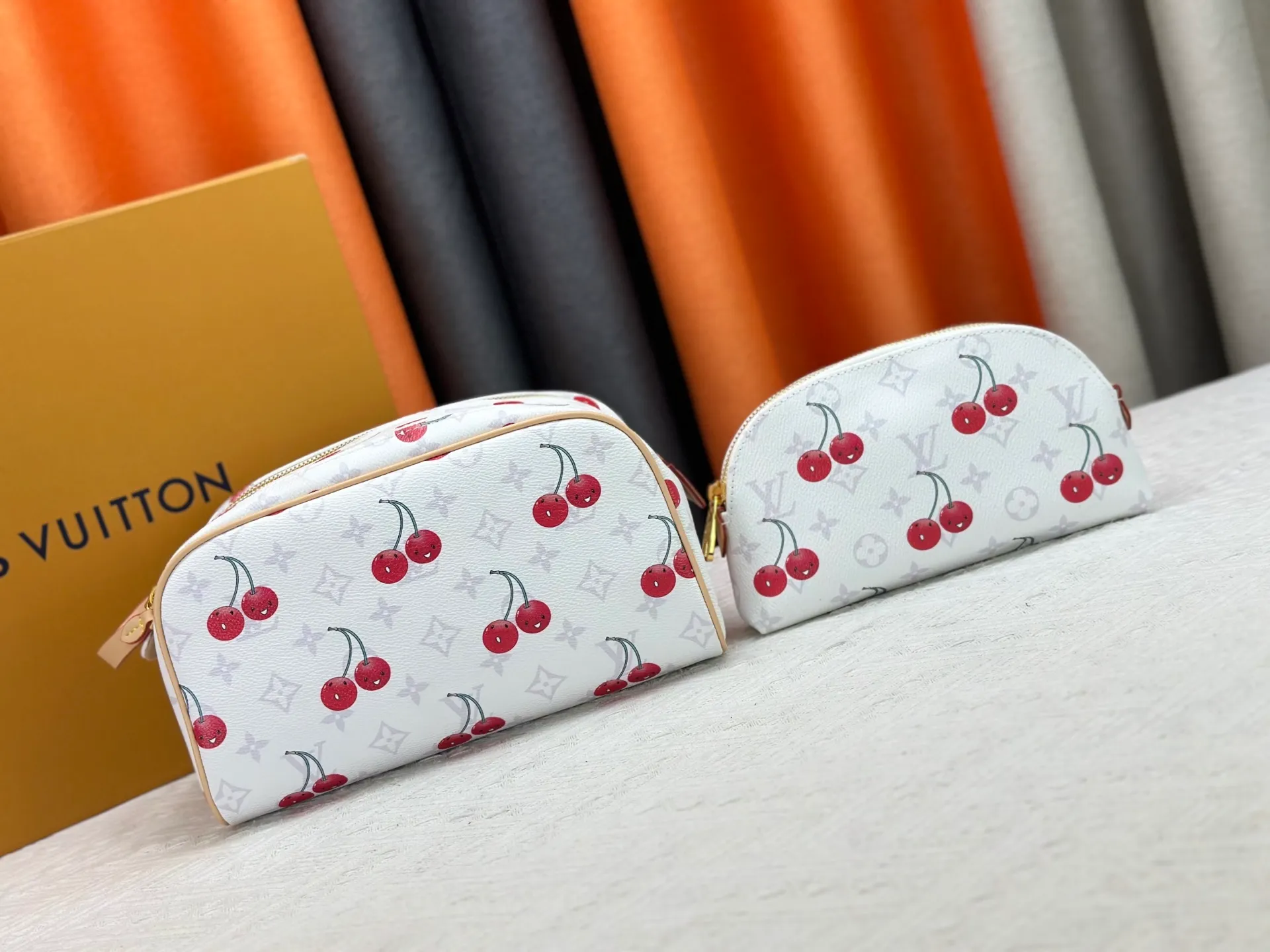 P260 Upgraded original 2-piece set Murakami White Blossom Cherry 🍒M47528 M13669 This Dopp Kit toiletry bag is made of Monogram Eclipse canvas, bringing a restrained choice to Monogram lovers. Plenty of space to store travel essentials, double zippers for secure protection, and wide opening for easy access. 28.0 x 15.0 x 16.5 cm (length x height x width)