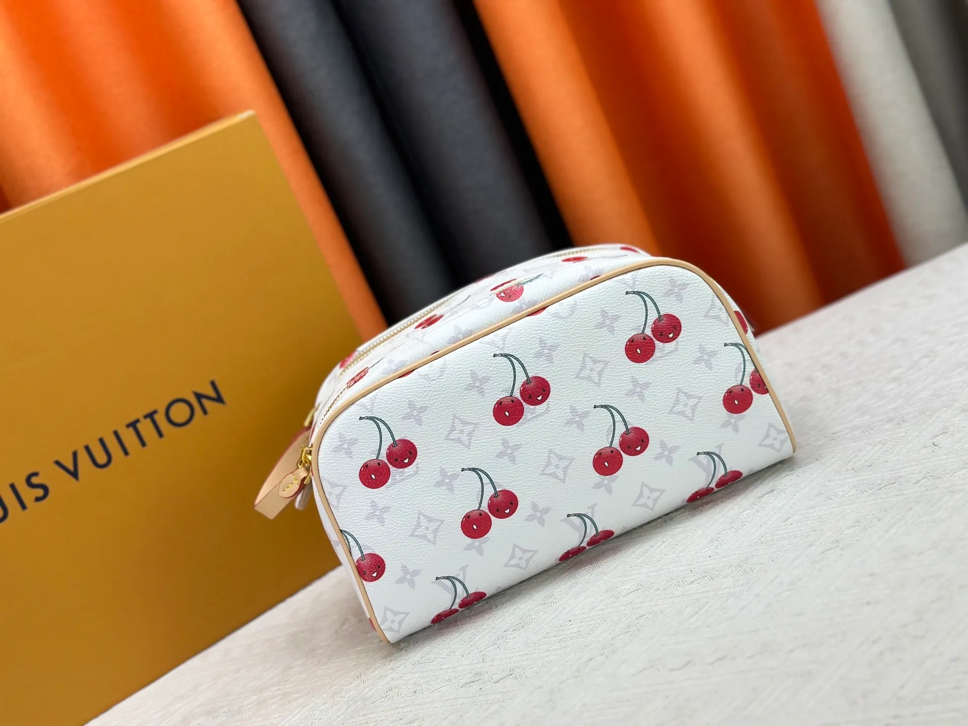 P260 Upgraded original 2-piece set Murakami White Blossom Cherry 🍒M47528 M13669 This Dopp Kit toiletry bag is made of Monogram Eclipse canvas, bringing a restrained choice to Monogram lovers. Plenty of space to store travel essentials, double zippers for secure protection, and wide opening for easy access. 28.0 x 15.0 x 16.5 cm (length x height x width)