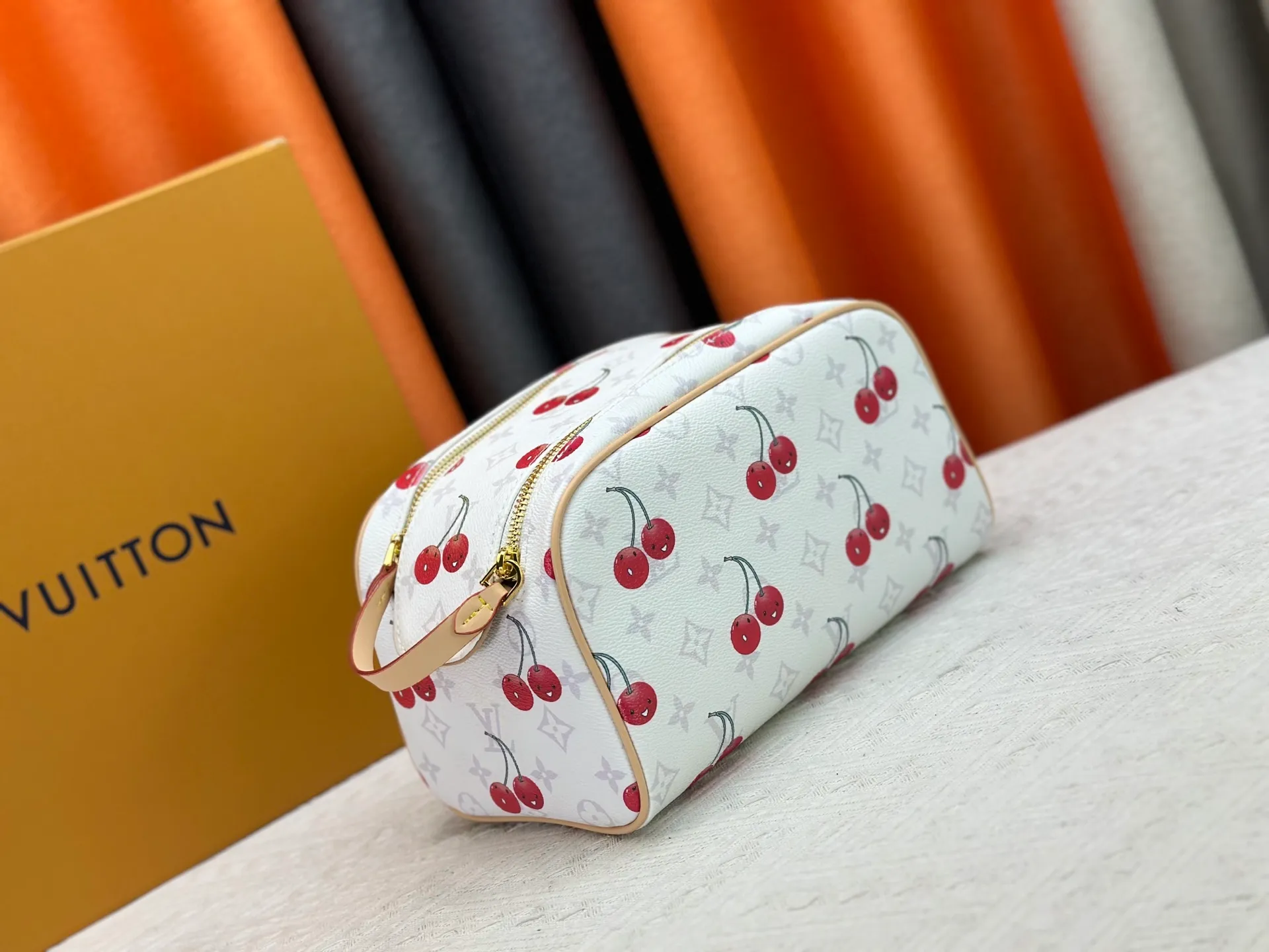 P260 Upgraded original 2-piece set Murakami White Blossom Cherry 🍒M47528 M13669 This Dopp Kit toiletry bag is made of Monogram Eclipse canvas, bringing a restrained choice to Monogram lovers. Plenty of space to store travel essentials, double zippers for secure protection, and wide opening for easy access. 28.0 x 15.0 x 16.5 cm (length x height x width)