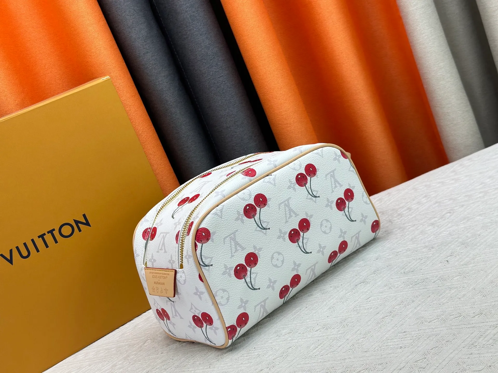 P260 Upgraded original 2-piece set Murakami White Blossom Cherry 🍒M47528 M13669 This Dopp Kit toiletry bag is made of Monogram Eclipse canvas, bringing a restrained choice to Monogram lovers. Plenty of space to store travel essentials, double zippers for secure protection, and wide opening for easy access. 28.0 x 15.0 x 16.5 cm (length x height x width)
