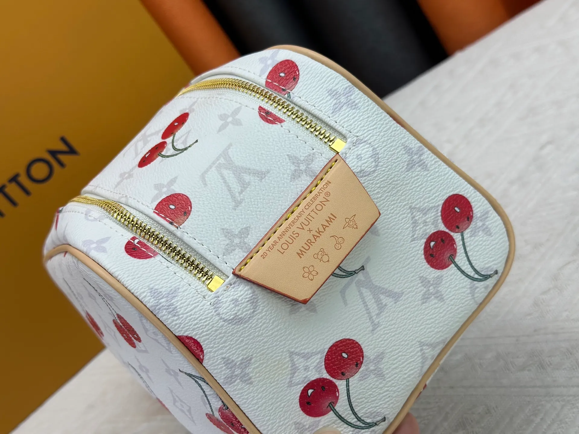 P260 Upgraded original 2-piece set Murakami White Blossom Cherry 🍒M47528 M13669 This Dopp Kit toiletry bag is made of Monogram Eclipse canvas, bringing a restrained choice to Monogram lovers. Plenty of space to store travel essentials, double zippers for secure protection, and wide opening for easy access. 28.0 x 15.0 x 16.5 cm (length x height x width)