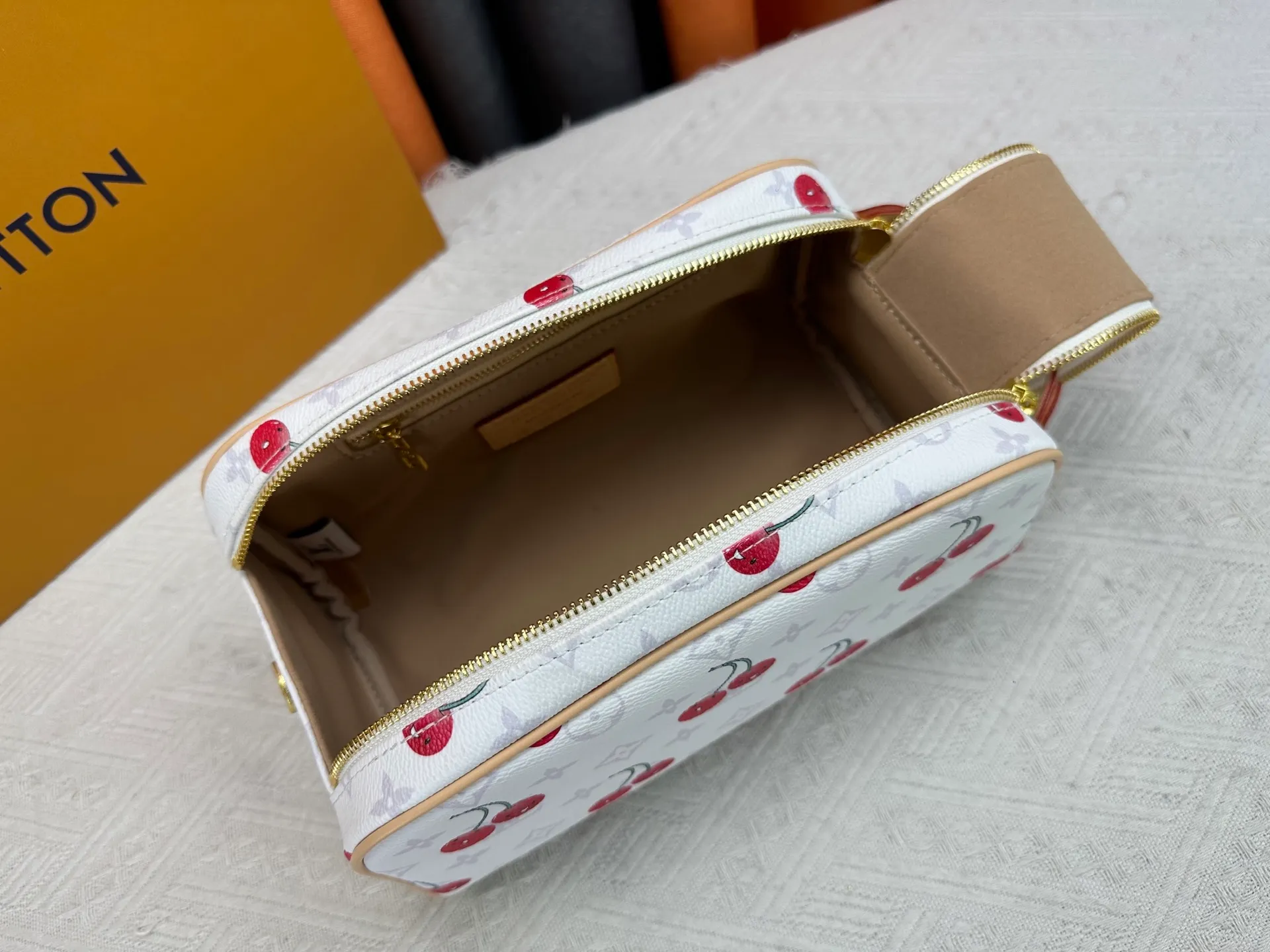 P260 Upgraded original 2-piece set Murakami White Blossom Cherry 🍒M47528 M13669 This Dopp Kit toiletry bag is made of Monogram Eclipse canvas, bringing a restrained choice to Monogram lovers. Plenty of space to store travel essentials, double zippers for secure protection, and wide opening for easy access. 28.0 x 15.0 x 16.5 cm (length x height x width)