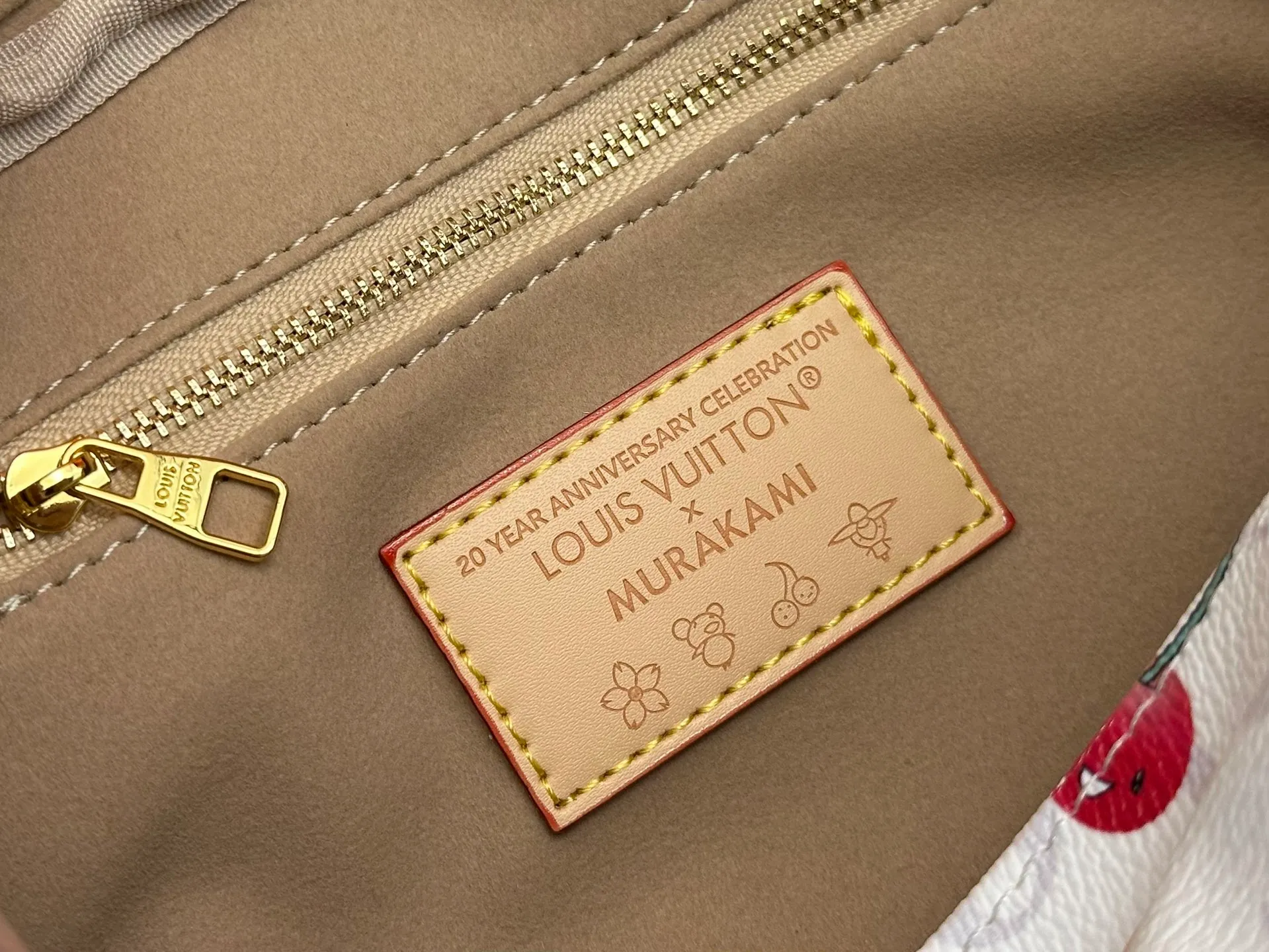 P260 Upgraded original 2-piece set Murakami White Blossom Cherry 🍒M47528 M13669 This Dopp Kit toiletry bag is made of Monogram Eclipse canvas, bringing a restrained choice to Monogram lovers. Plenty of space to store travel essentials, double zippers for secure protection, and wide opening for easy access. 28.0 x 15.0 x 16.5 cm (length x height x width)
