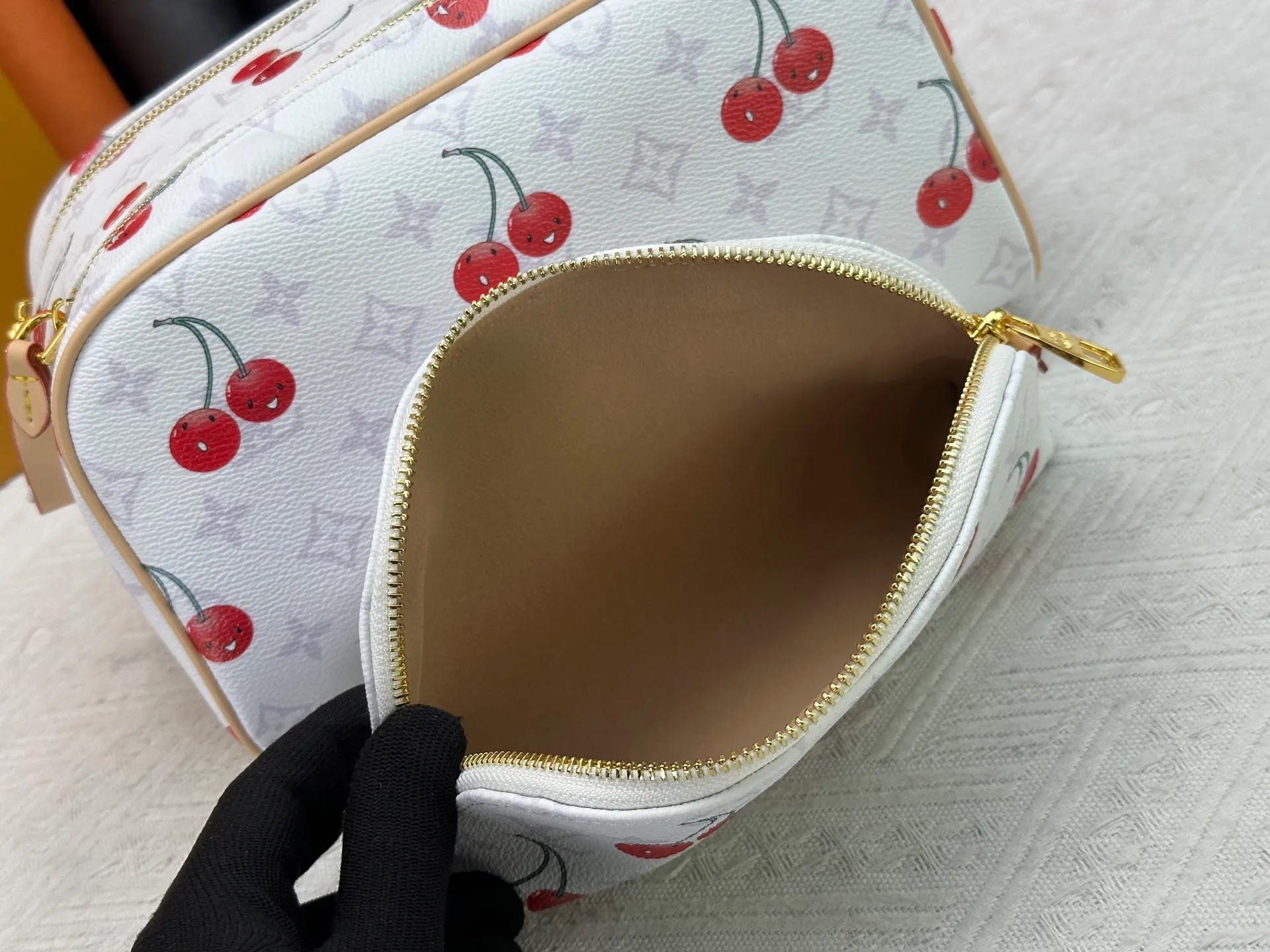 P260 Upgraded original 2-piece set Murakami White Blossom Cherry 🍒M47528 M13669 This Dopp Kit toiletry bag is made of Monogram Eclipse canvas, bringing a restrained choice to Monogram lovers. Plenty of space to store travel essentials, double zippers for secure protection, and wide opening for easy access. 28.0 x 15.0 x 16.5 cm (length x height x width)
