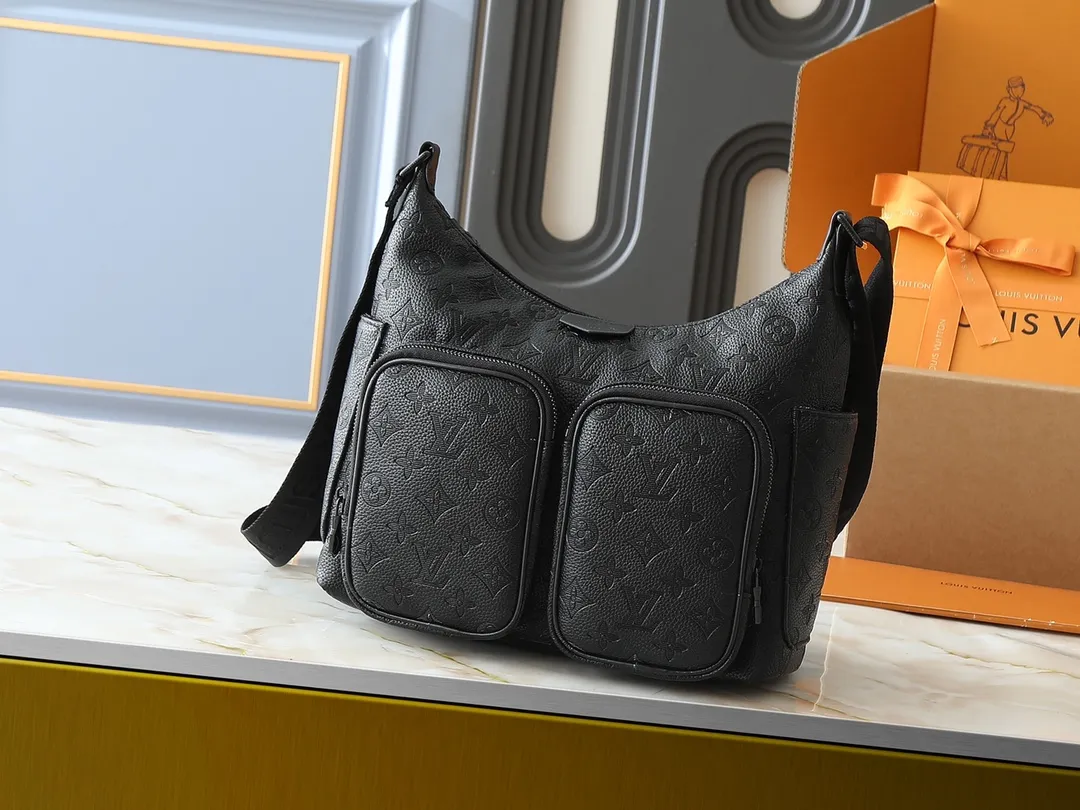 💰280💰Upgrade the original M13938 embroidered black M14778 embossed black, M12697 full pickup and its old flower bag flower material Classic canvas with wide shoulder straps, double pockets with magnetic buckles on both sides, presbyopic double pocket fabric with adjustable wide shoulder straps, injecting practical functions into the avant-garde design. The single-shoulder crossbody bag has always been a favorite of LV khaki with presbyopic classic vintage enthusiasts. It looks good on both men and women. Dimensions: length, height and width 30×31×10.8