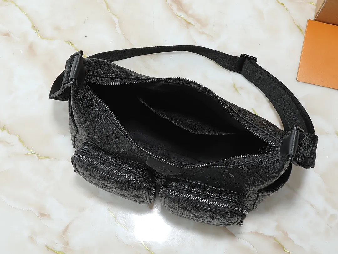 💰280💰Upgrade the original M13938 embroidered black M14778 embossed black, M12697 full pickup and its old flower bag flower material Classic canvas with wide shoulder straps, double pockets with magnetic buckles on both sides, presbyopic double pocket fabric with adjustable wide shoulder straps, injecting practical functions into the avant-garde design. The single-shoulder crossbody bag has always been a favorite of LV khaki with presbyopic classic vintage enthusiasts. It looks good on both men and women. Dimensions: length, height and width 30×31×10.8