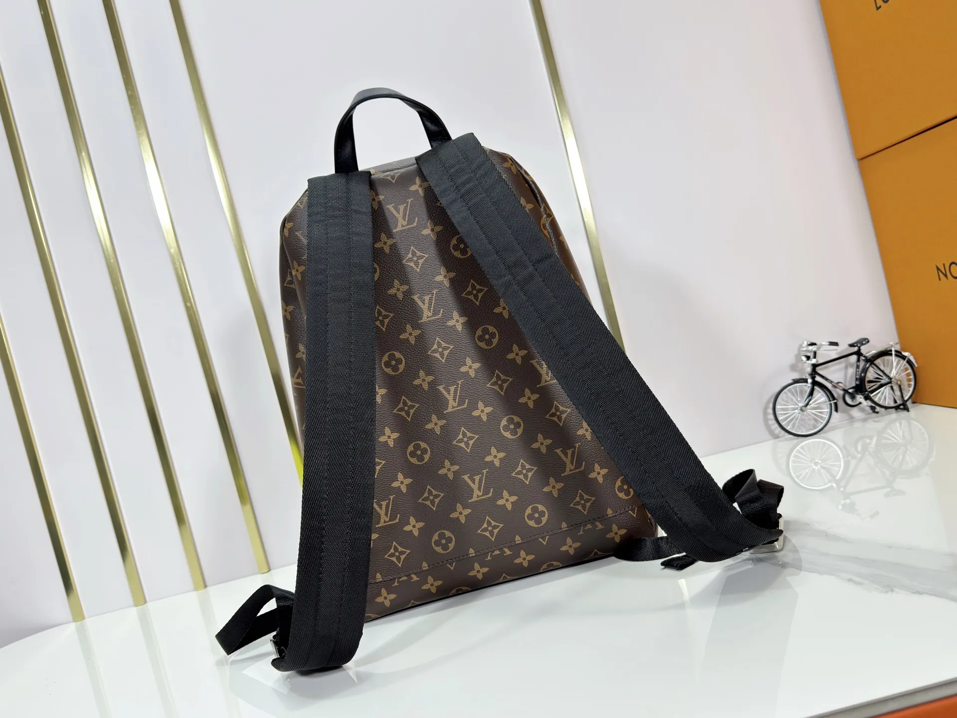 P300 upgraded original M14020 black flower. Lime green. Presbyopia. Black check This Discovery Slim double shoulder bag is made of Monogram Eclipse coated canvas. It has a compact structure and can be integrated into the laptop pocket. It can easily be used in business, leisure or leisure occasions with a trendy attitude. The adjustable shoulder straps with fabric lining enhance the comfortable carrying experience, and the zippered front pocket makes it easy to store daily necessities. Size:38x13x28cm