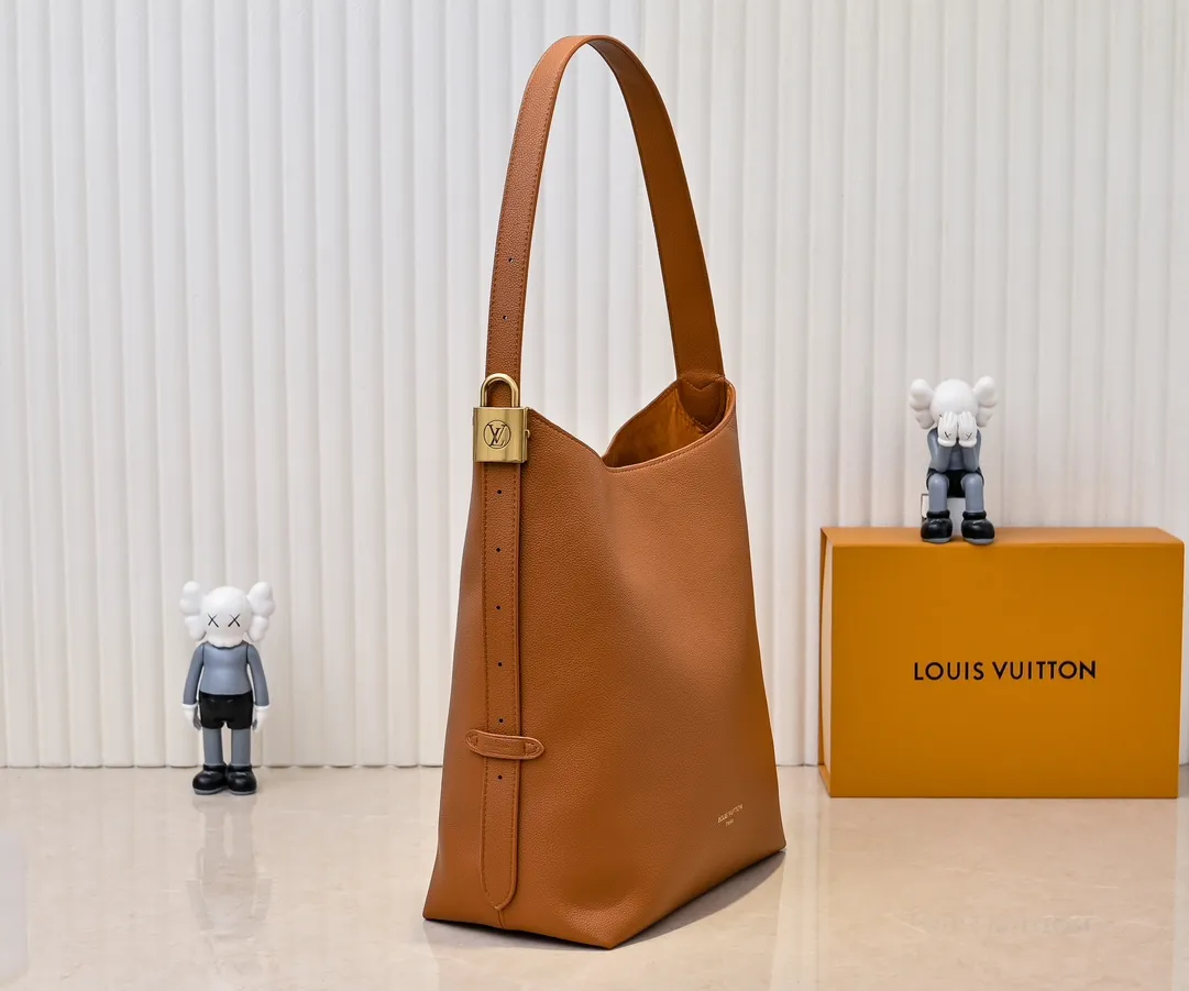 💰Large 180. Small 280💰Upgraded original (imitation original) M24988 M24974 M24856 M25022 M25352 M25353 M25354 This Low Key Hobo handbag is made of smooth cow leather with suede cow leather lining. It can accommodate short wallets, large smartphones, keys and other small items. The shoulder strap is adjustable with a padlock buckle, and a removable Monogram canvas zippered interior pocket keeps it organized. Dimensions: Large 31.0 x 35.0 x 18.0 cm (L x H x W), Small 24.0 x 28.0 x 16.0 cm (L x H x W)