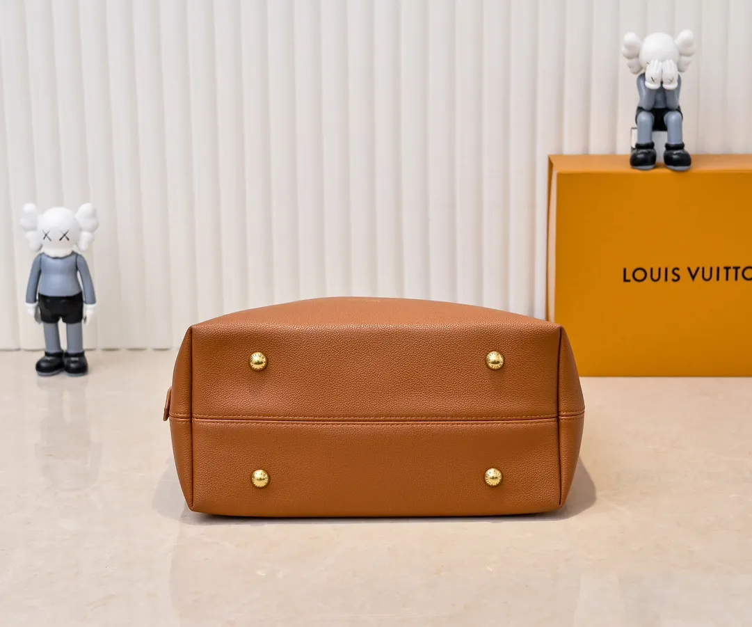 💰Large 180. Small 280💰Upgraded original (imitation original) M24988 M24974 M24856 M25022 M25352 M25353 M25354 This Low Key Hobo handbag is made of smooth cow leather with suede cow leather lining. It can accommodate short wallets, large smartphones, keys and other small items. The shoulder strap is adjustable with a padlock buckle, and a removable Monogram canvas zippered interior pocket keeps it organized. Dimensions: Large 31.0 x 35.0 x 18.0 cm (L x H x W), Small 24.0 x 28.0 x 16.0 cm (L x H x W)