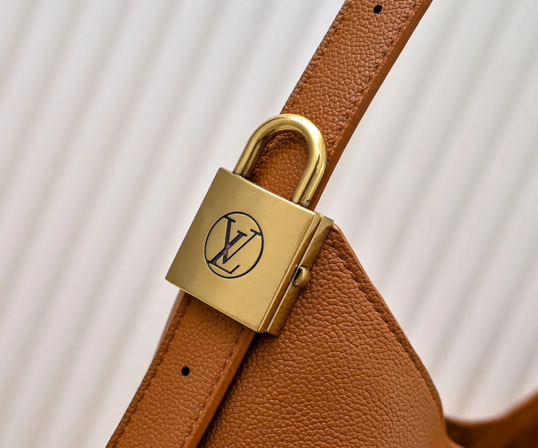 💰Large 180. Small 280💰Upgraded original (imitation original) M24988 M24974 M24856 M25022 M25352 M25353 M25354 This Low Key Hobo handbag is made of smooth cow leather with suede cow leather lining. It can accommodate short wallets, large smartphones, keys and other small items. The shoulder strap is adjustable with a padlock buckle, and a removable Monogram canvas zippered interior pocket keeps it organized. Dimensions: Large 31.0 x 35.0 x 18.0 cm (L x H x W), Small 24.0 x 28.0 x 16.0 cm (L x H x W)