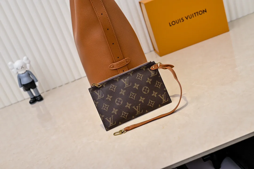 💰Large 180. Small 280💰Upgraded original (imitation original) M24988 M24974 M24856 M25022 M25352 M25353 M25354 This Low Key Hobo handbag is made of smooth cow leather with suede cow leather lining. It can accommodate short wallets, large smartphones, keys and other small items. The shoulder strap is adjustable with a padlock buckle, and a removable Monogram canvas zippered interior pocket keeps it organized. Dimensions: Large 31.0 x 35.0 x 18.0 cm (L x H x W), Small 24.0 x 28.0 x 16.0 cm (L x H x W)