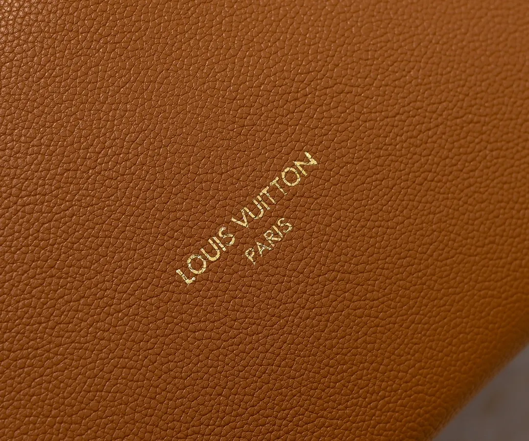 💰Large 180. Small 280💰Upgraded original (imitation original) M24988 M24974 M24856 M25022 M25352 M25353 M25354 This Low Key Hobo handbag is made of smooth cow leather with suede cow leather lining. It can accommodate short wallets, large smartphones, keys and other small items. The shoulder strap is adjustable with a padlock buckle, and a removable Monogram canvas zippered interior pocket keeps it organized. Dimensions: Large 31.0 x 35.0 x 18.0 cm (L x H x W), Small 24.0 x 28.0 x 16.0 cm (L x H x W)