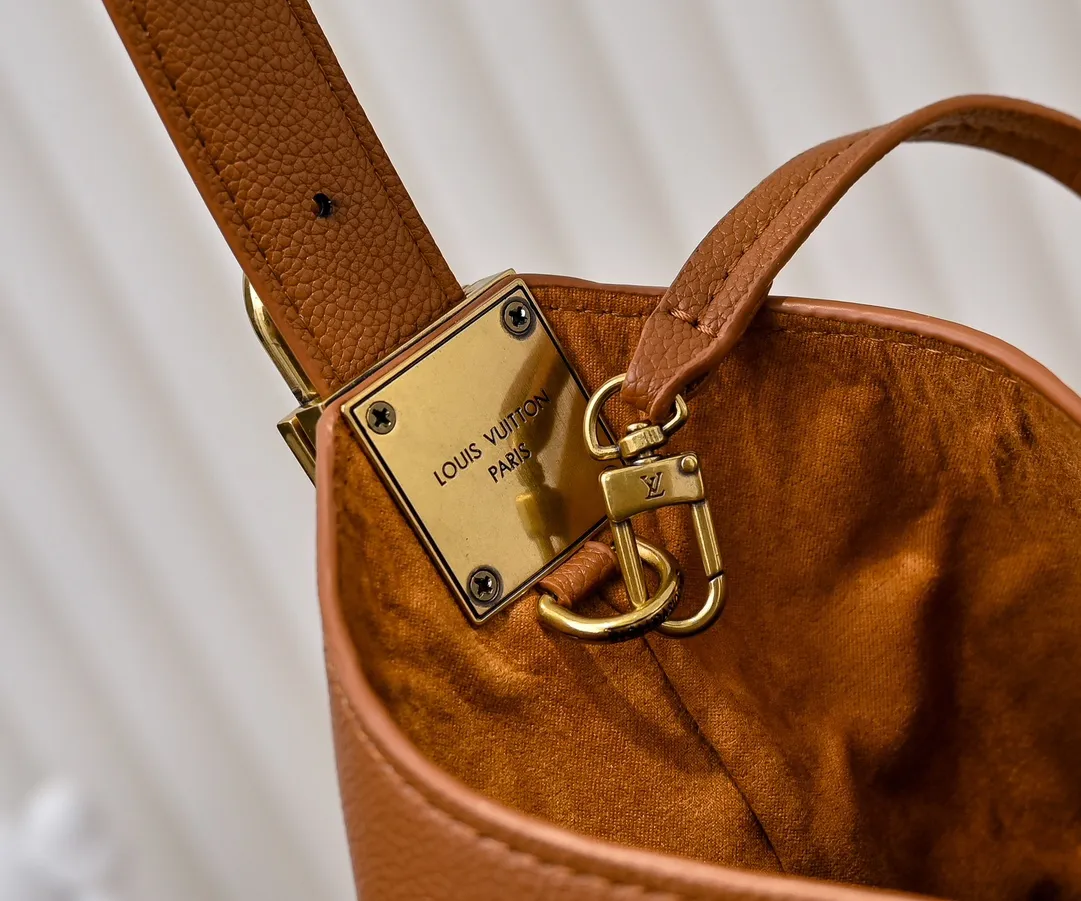 💰Large 180. Small 280💰Upgraded original (imitation original) M24988 M24974 M24856 M25022 M25352 M25353 M25354 This Low Key Hobo handbag is made of smooth cow leather with suede cow leather lining. It can accommodate short wallets, large smartphones, keys and other small items. The shoulder strap is adjustable with a padlock buckle, and a removable Monogram canvas zippered interior pocket keeps it organized. Dimensions: Large 31.0 x 35.0 x 18.0 cm (L x H x W), Small 24.0 x 28.0 x 16.0 cm (L x H x W)