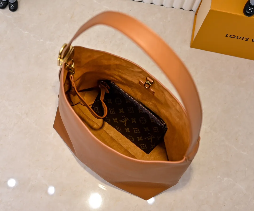 💰Large 180. Small 280💰Upgraded original (imitation original) M24988 M24974 M24856 M25022 M25352 M25353 M25354 This Low Key Hobo handbag is made of smooth cow leather with suede cow leather lining. It can accommodate short wallets, large smartphones, keys and other small items. The shoulder strap is adjustable with a padlock buckle, and a removable Monogram canvas zippered interior pocket keeps it organized. Dimensions: Large 31.0 x 35.0 x 18.0 cm (L x H x W), Small 24.0 x 28.0 x 16.0 cm (L x H x W)