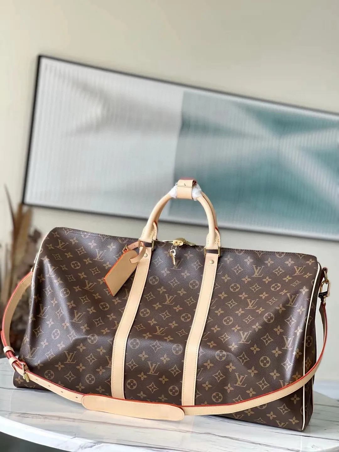 💰1040 (55 size) top original M41414 presbyopic yellow leather, spacious capacity, flexible use. Durable, safe and reliable. Fashionable style, mature and stable. Features a secure double zipper and padlock, making it perfect for business or pleasure. Dimensions: 55 × 31 × 26 cm